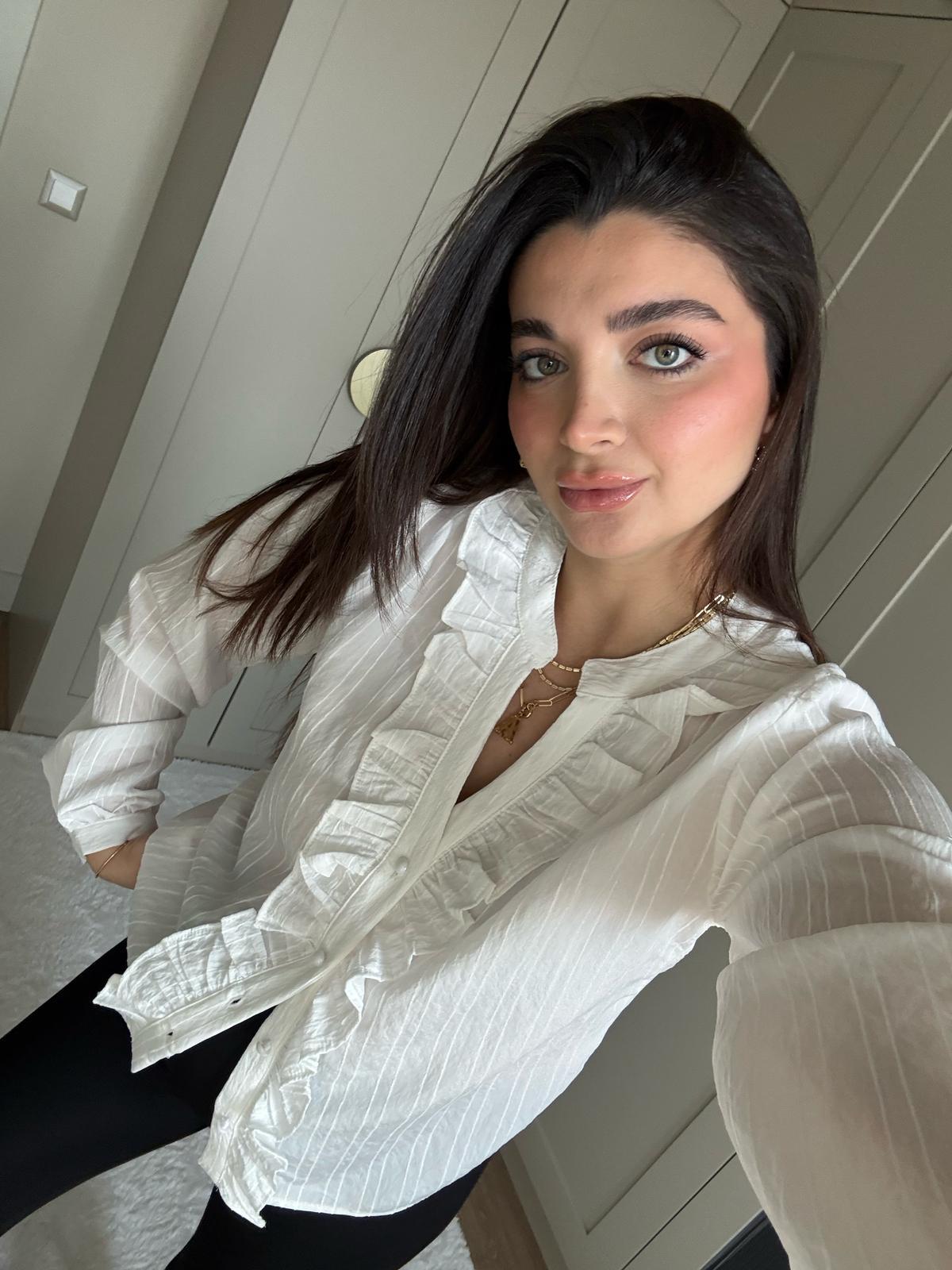 Ekru Yakası Fırfırlı Gömlek