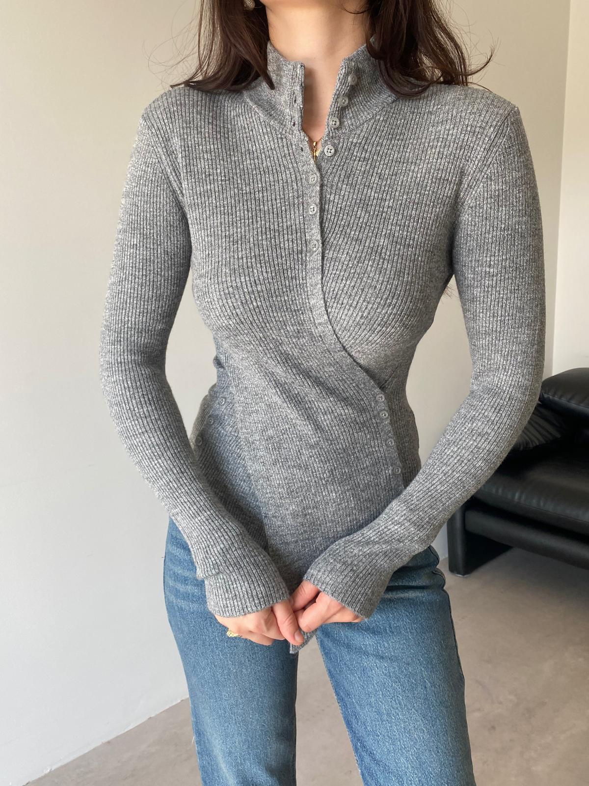 Gri Düğmeli Asimetrik Triko Bluz