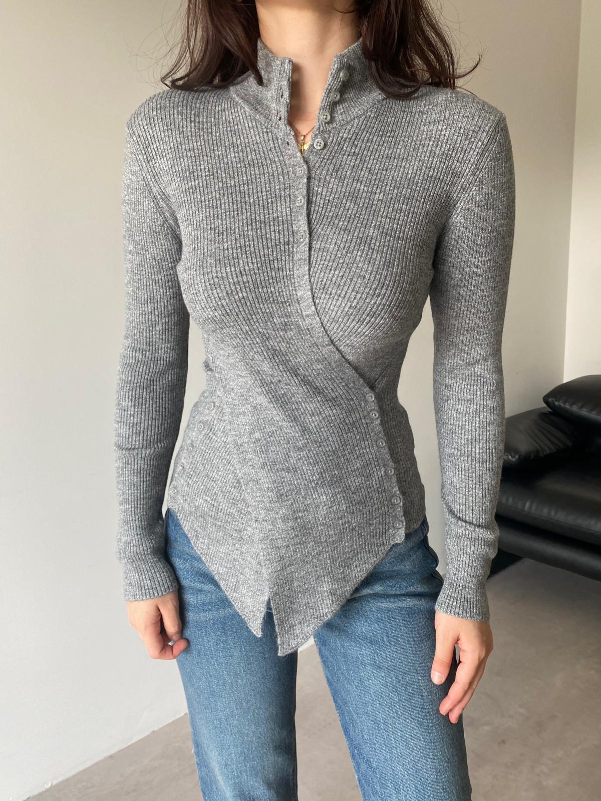 Gri Düğmeli Asimetrik Triko Bluz