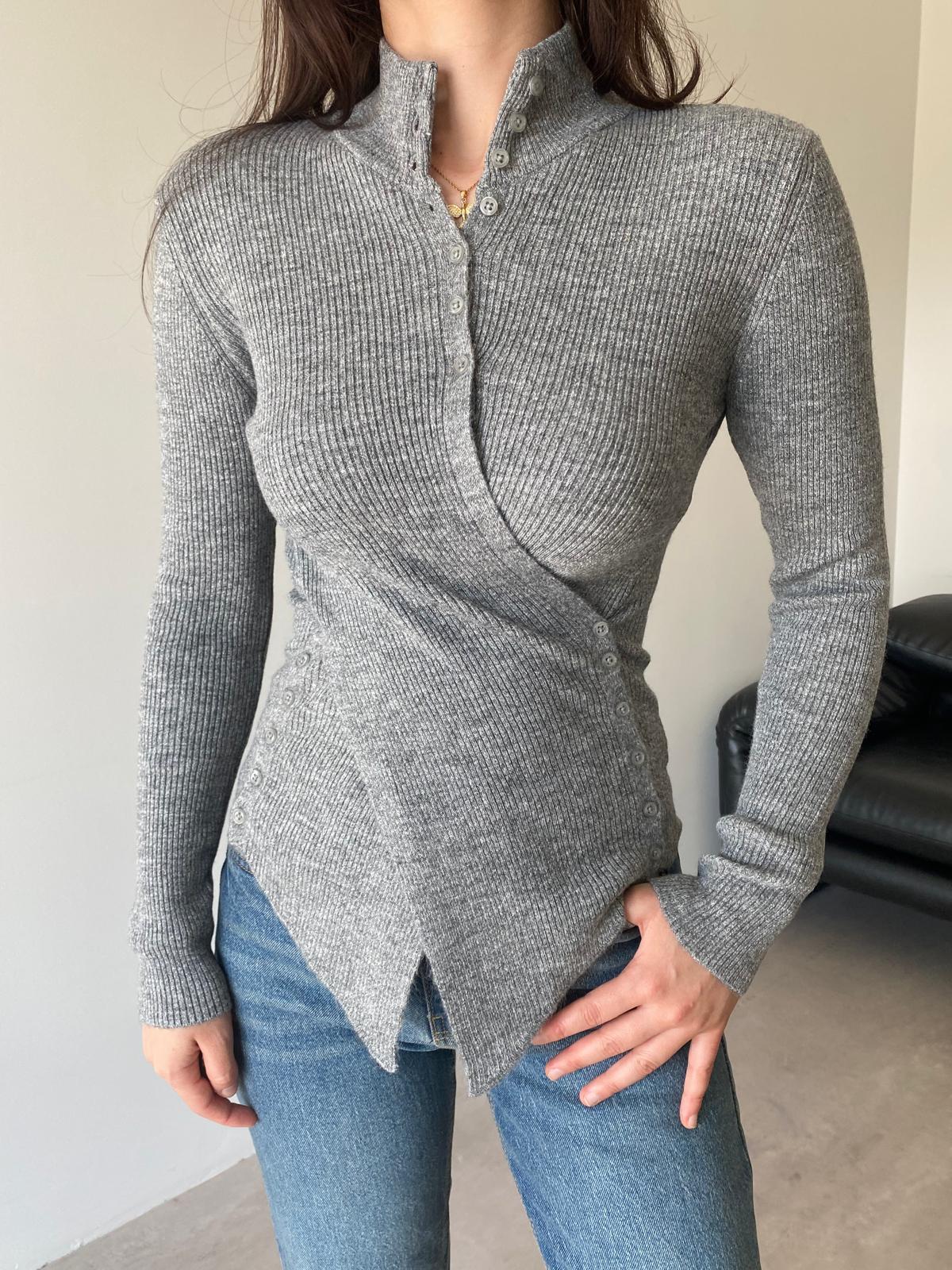 Gri Düğmeli Asimetrik Triko Bluz