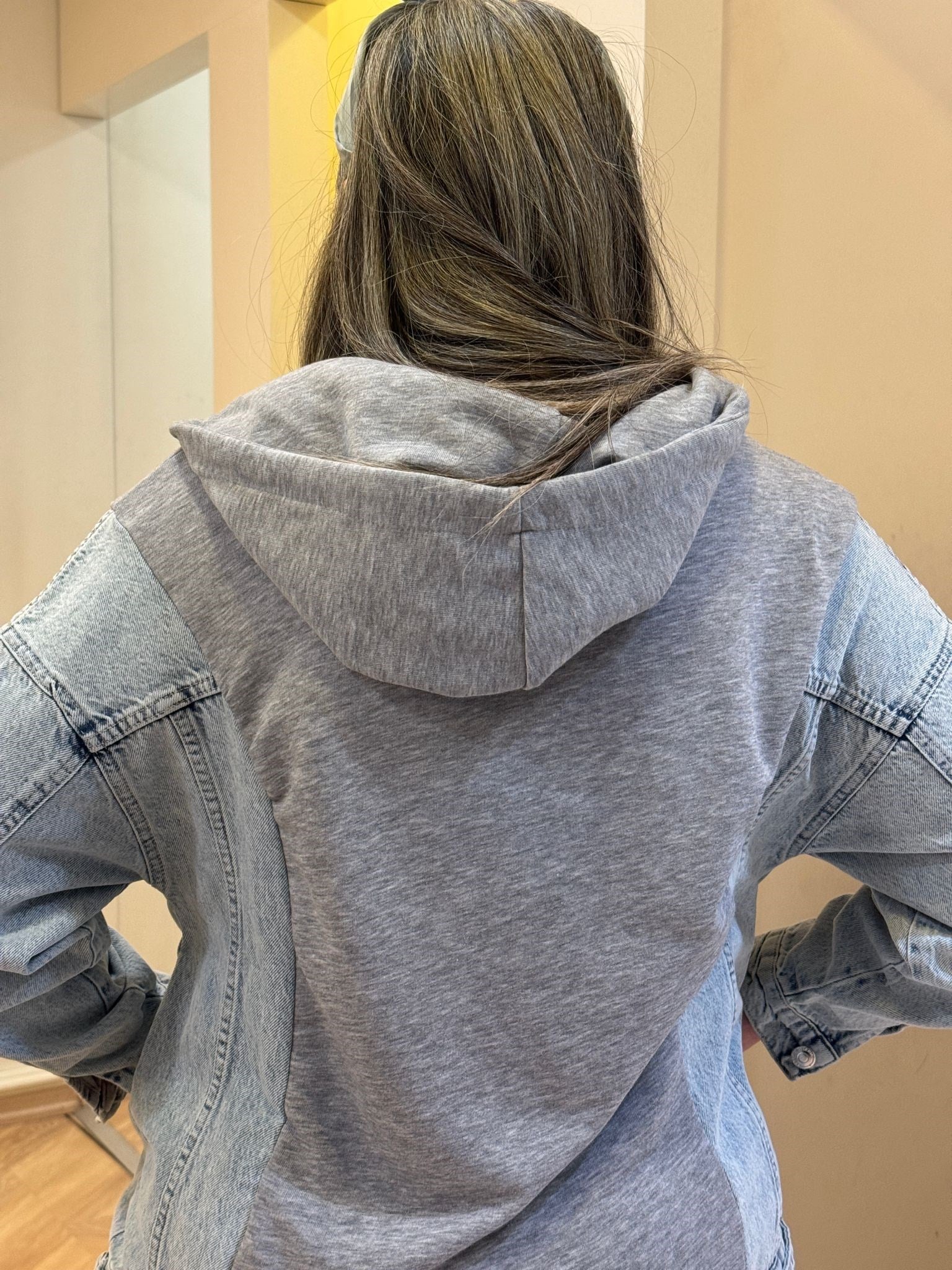 Gri Kapüşonlu Denim Detaylı Sweat