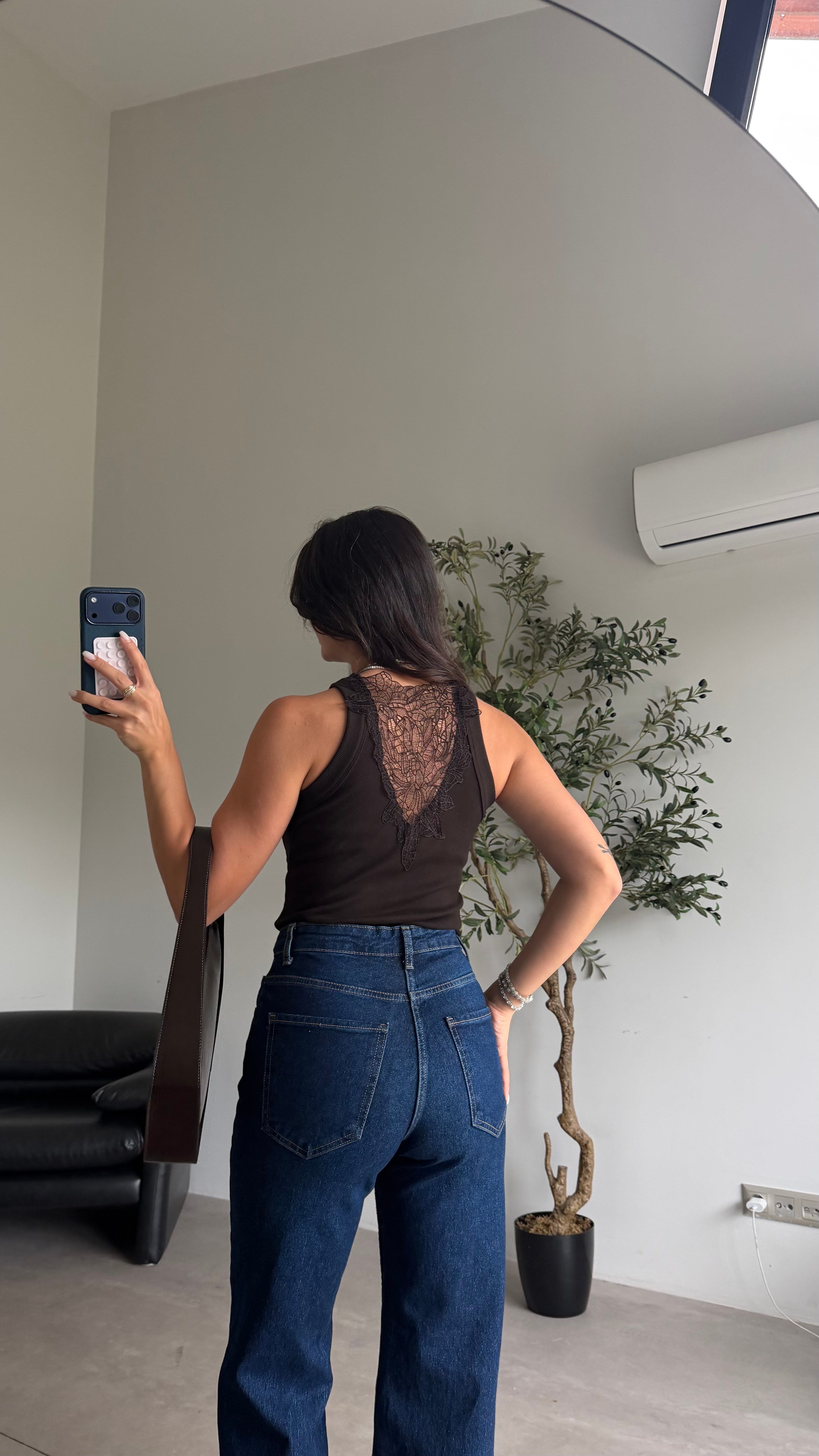 Kahve Halter Yaka Sırtı Dantelli Bluz