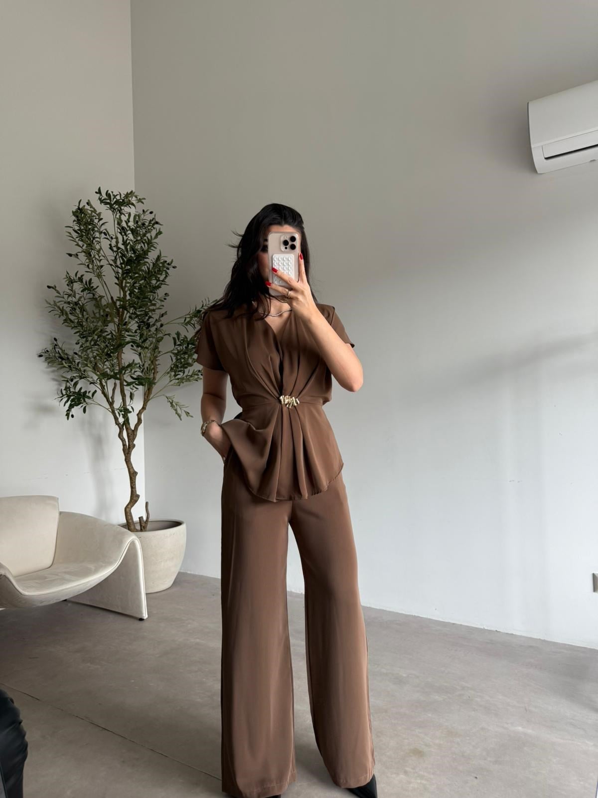 Kahve Kısa Kollu Gold Tokalı Pantolonlu Takım