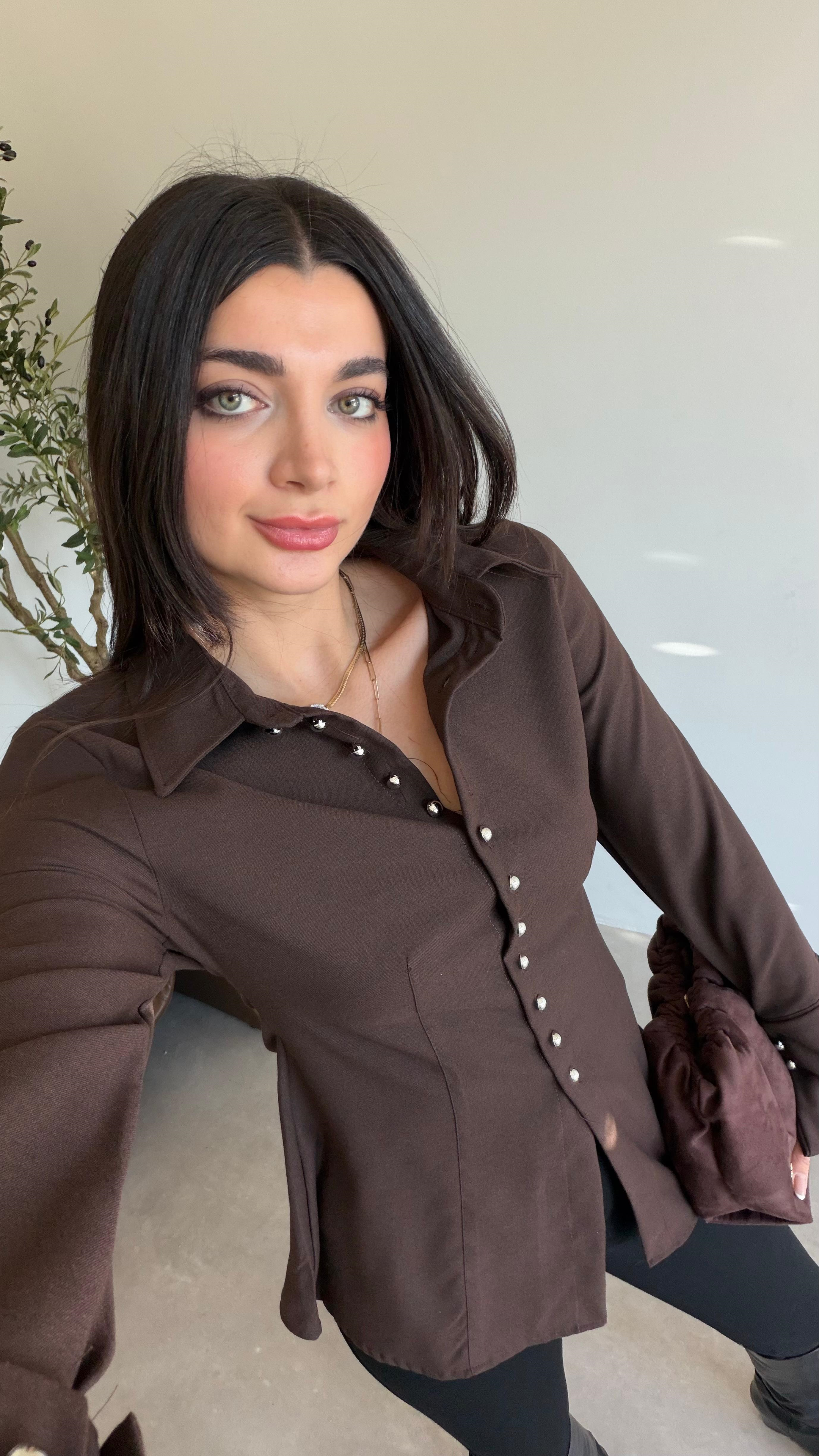 Kahve Kol Detaylı Gümüş Düğmeli Gömlek