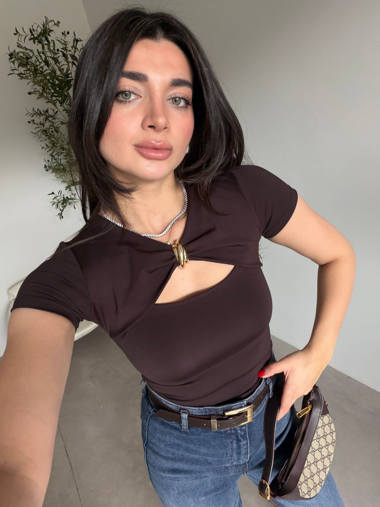 Kahve Tokalı Dekolteli Bluz