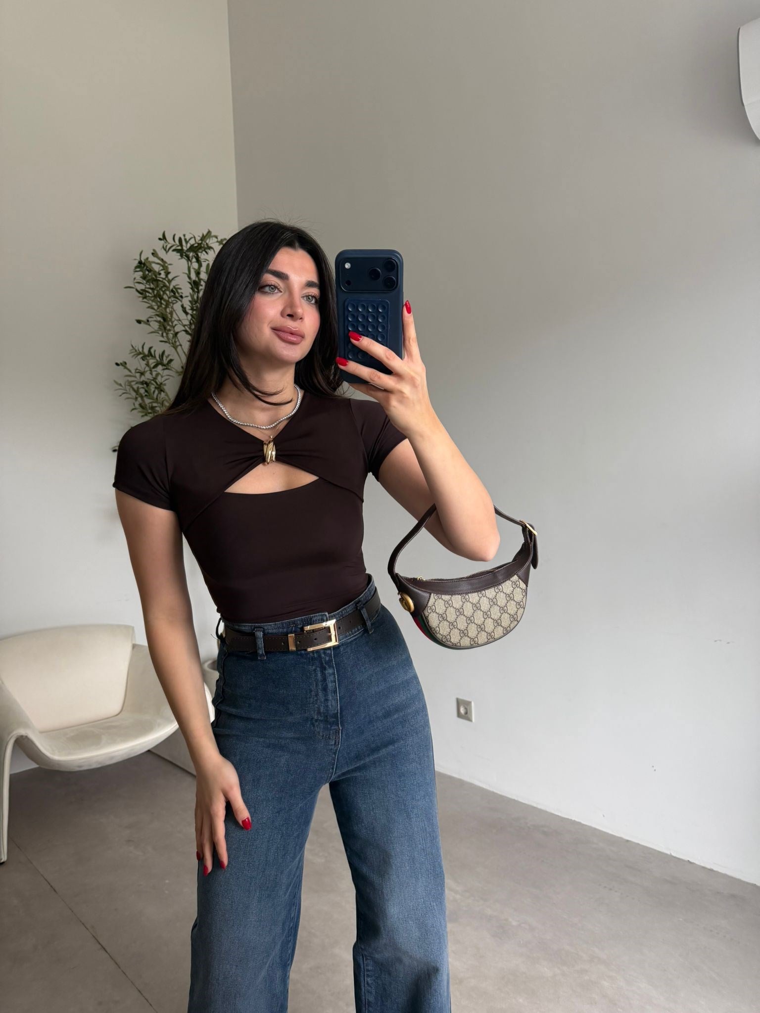 Kahve Tokalı Dekolteli Bluz