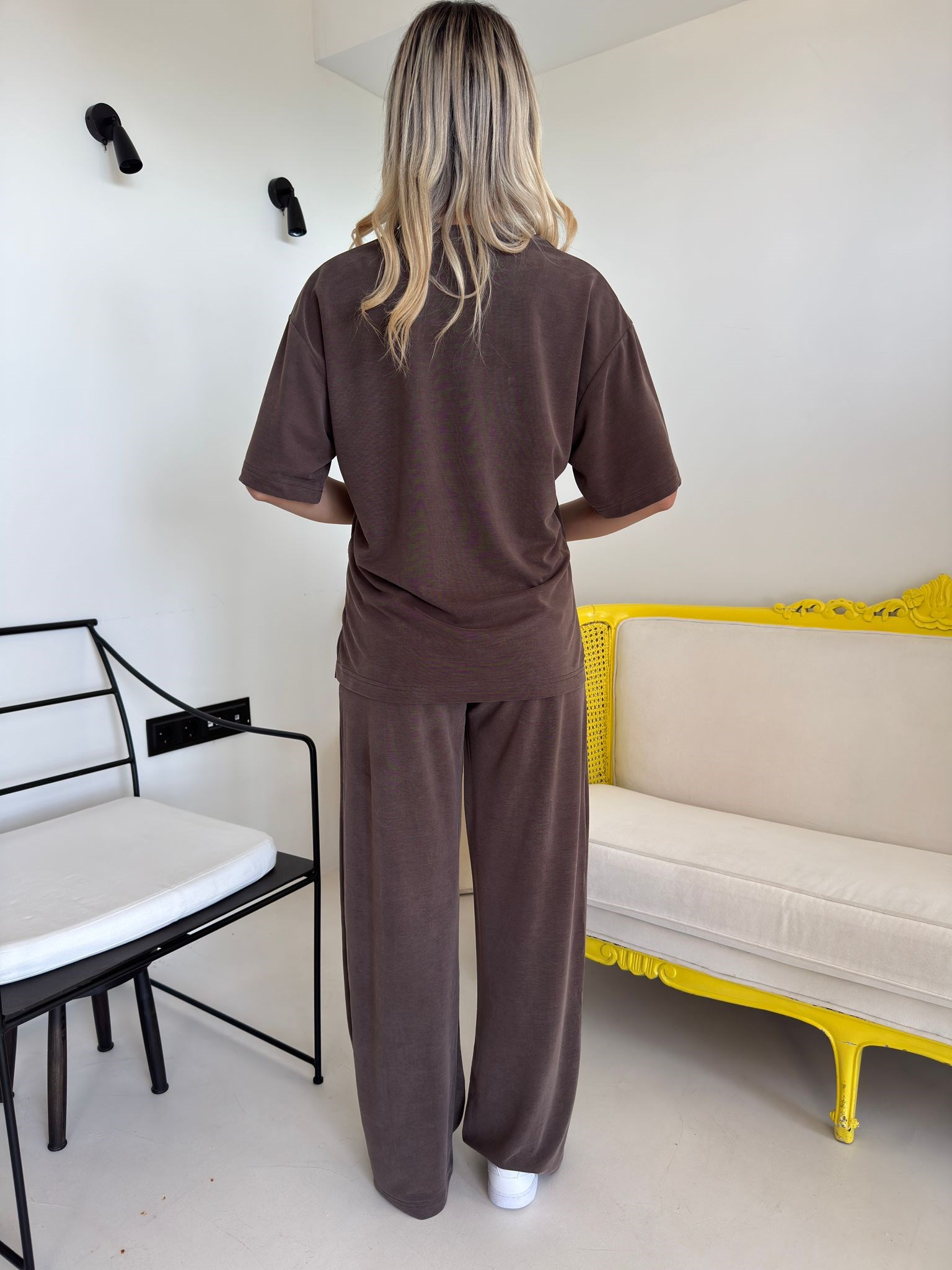 Kahve V Yaka Tişört Pantolon Takım