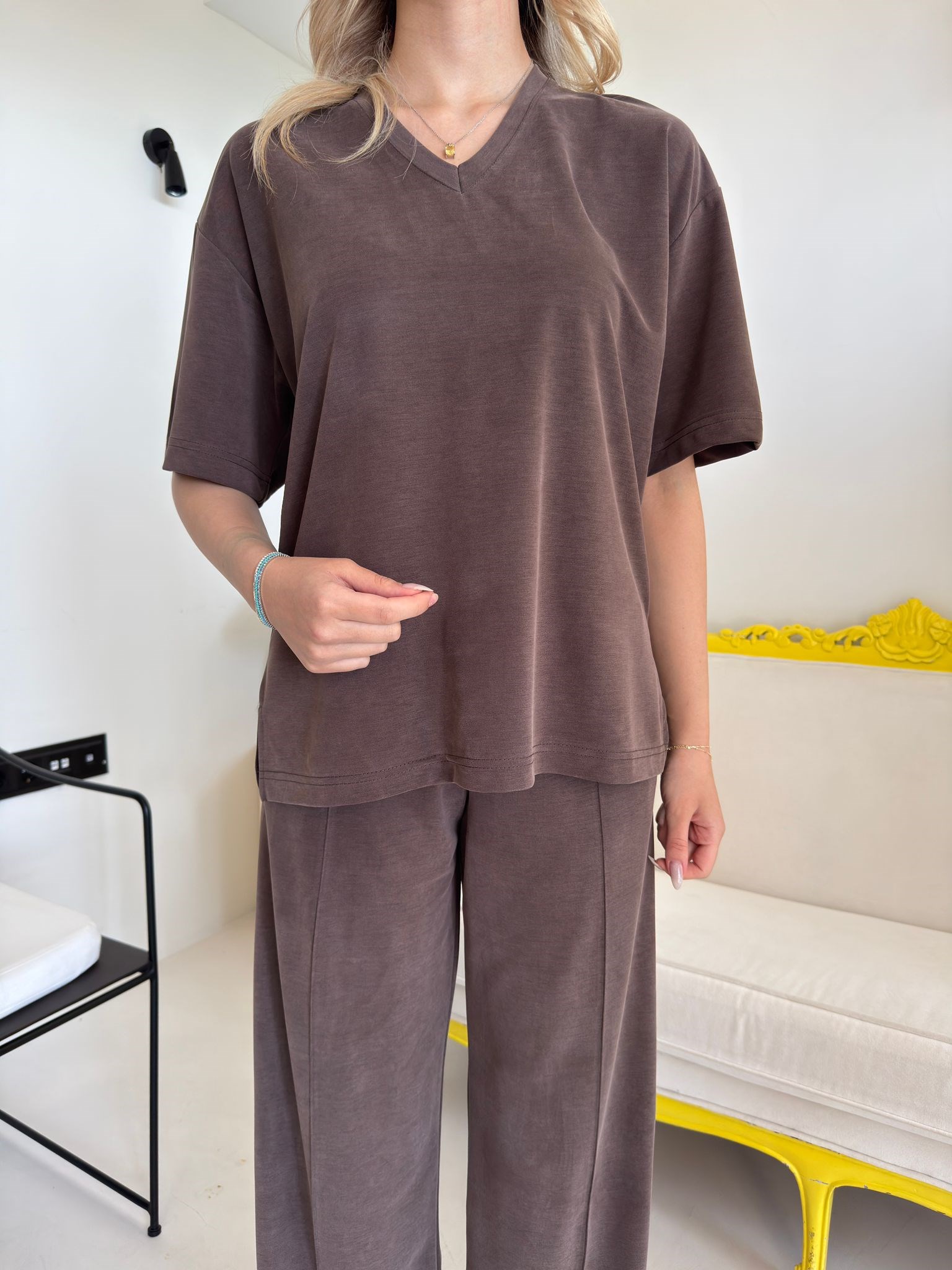 Kahve V Yaka Tişört Pantolon Takım