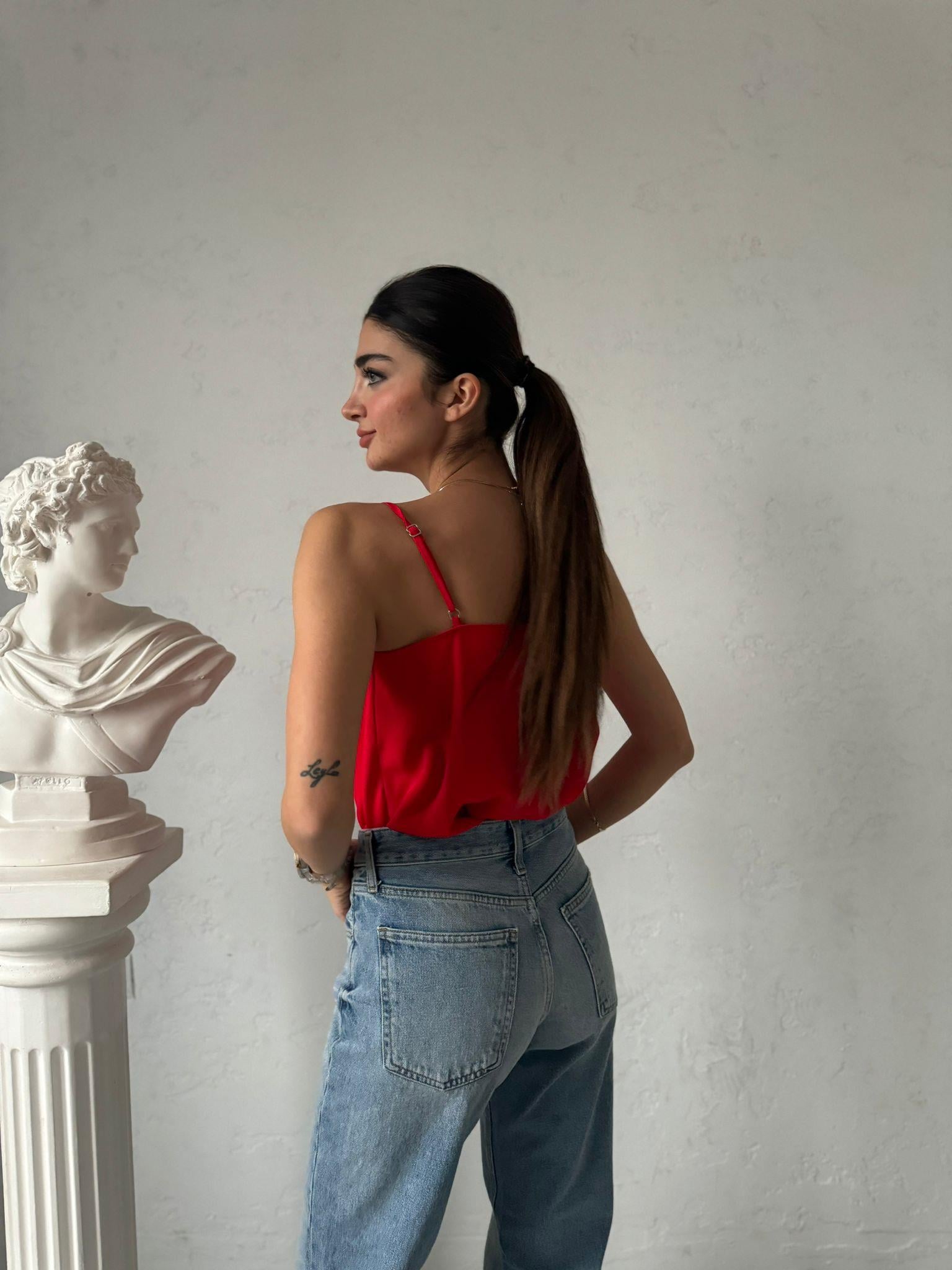 Kırmızı Degaje Yaka Askılı Bluz