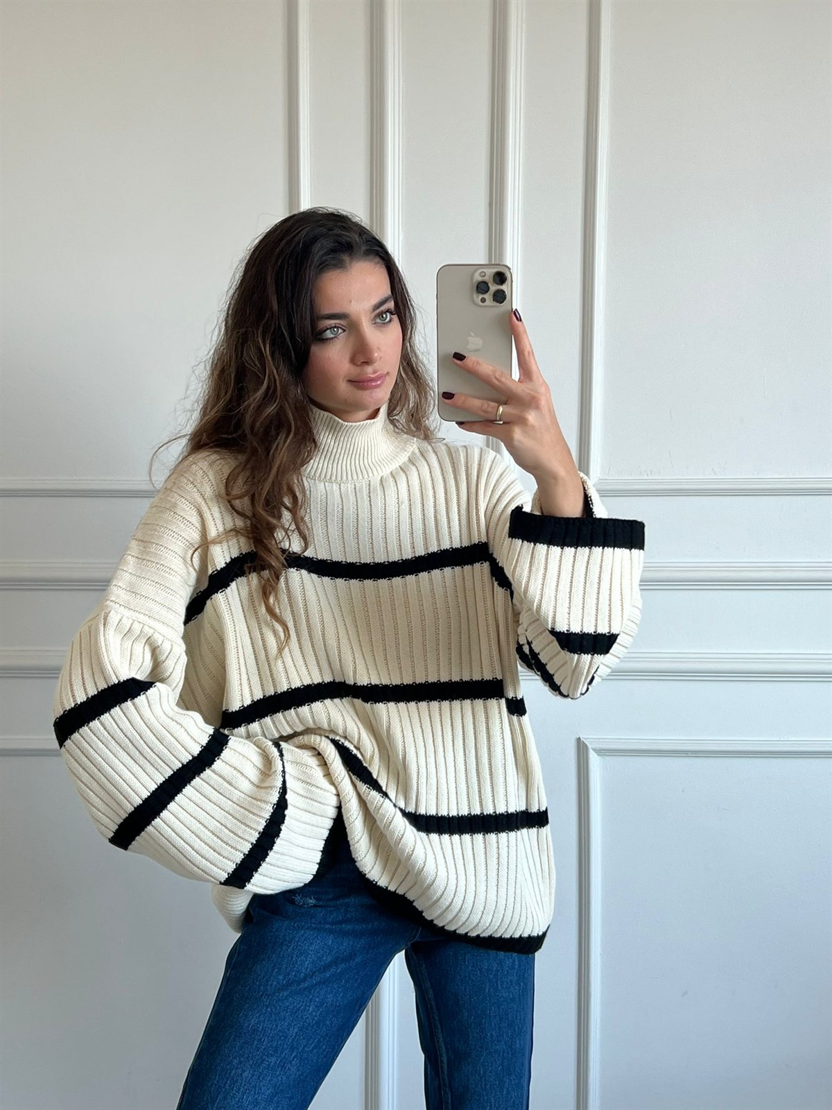 Krem Dik Yaka Oversize Kazak
