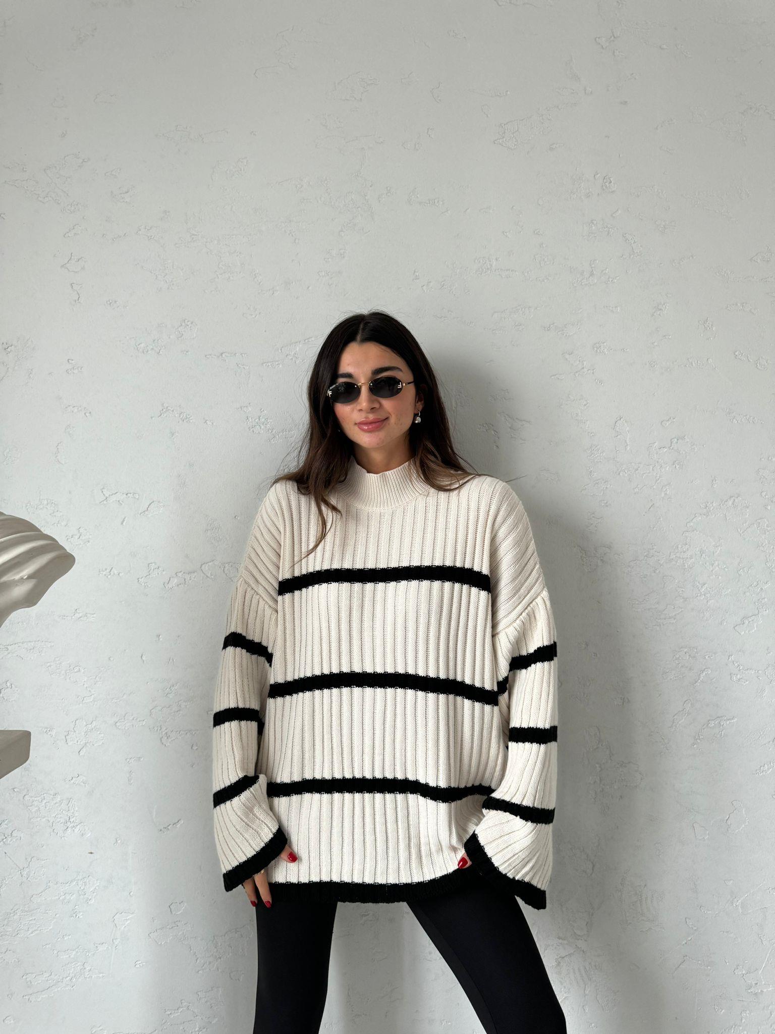 Krem Siyah Detaylı Oversize Kazak