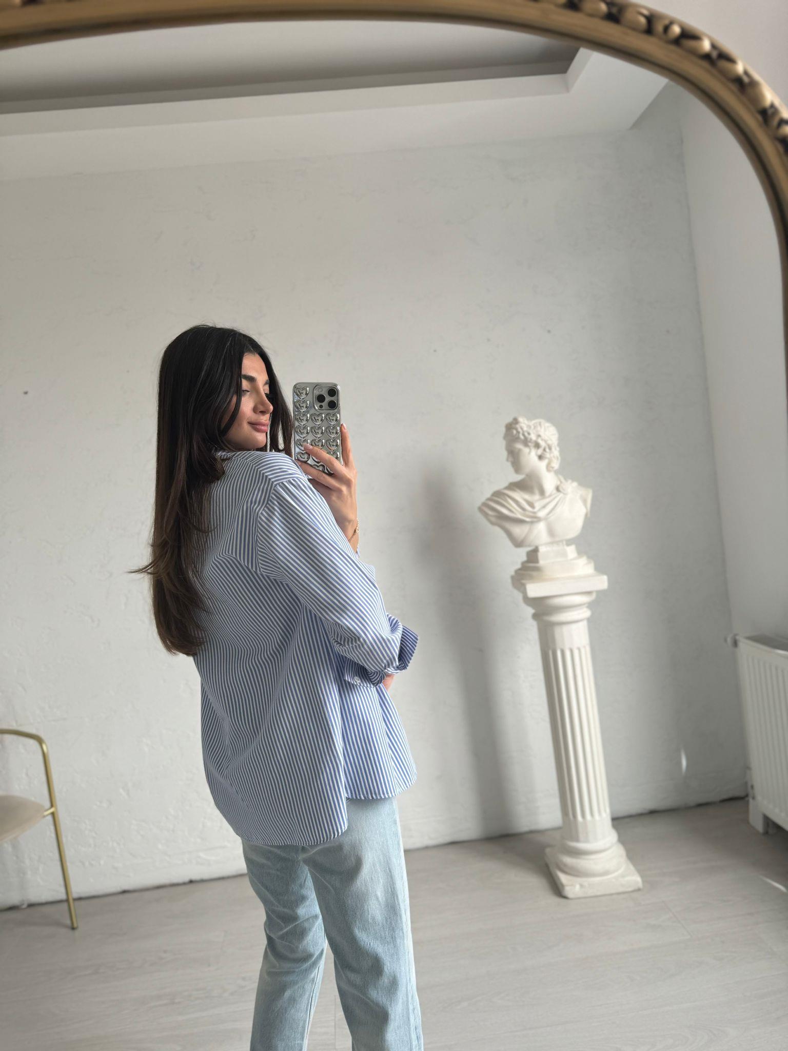 Mavi Çizgili Broş Detaylı Gömlek