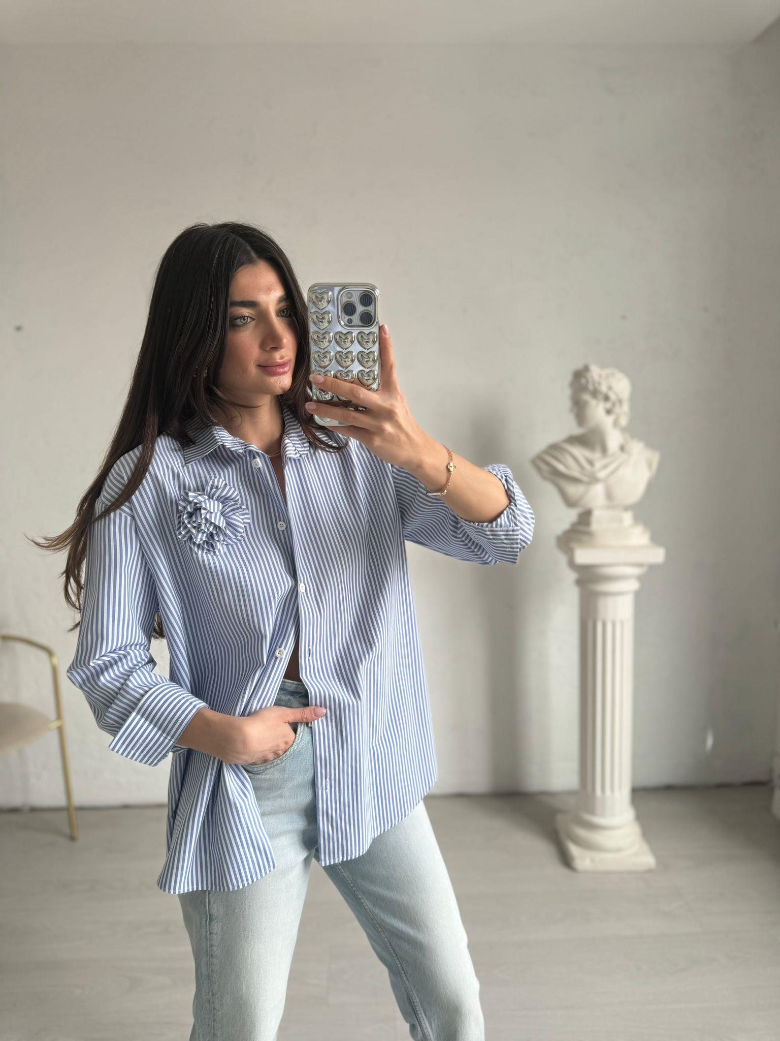 Mavi Çizgili Broş Detaylı Gömlek