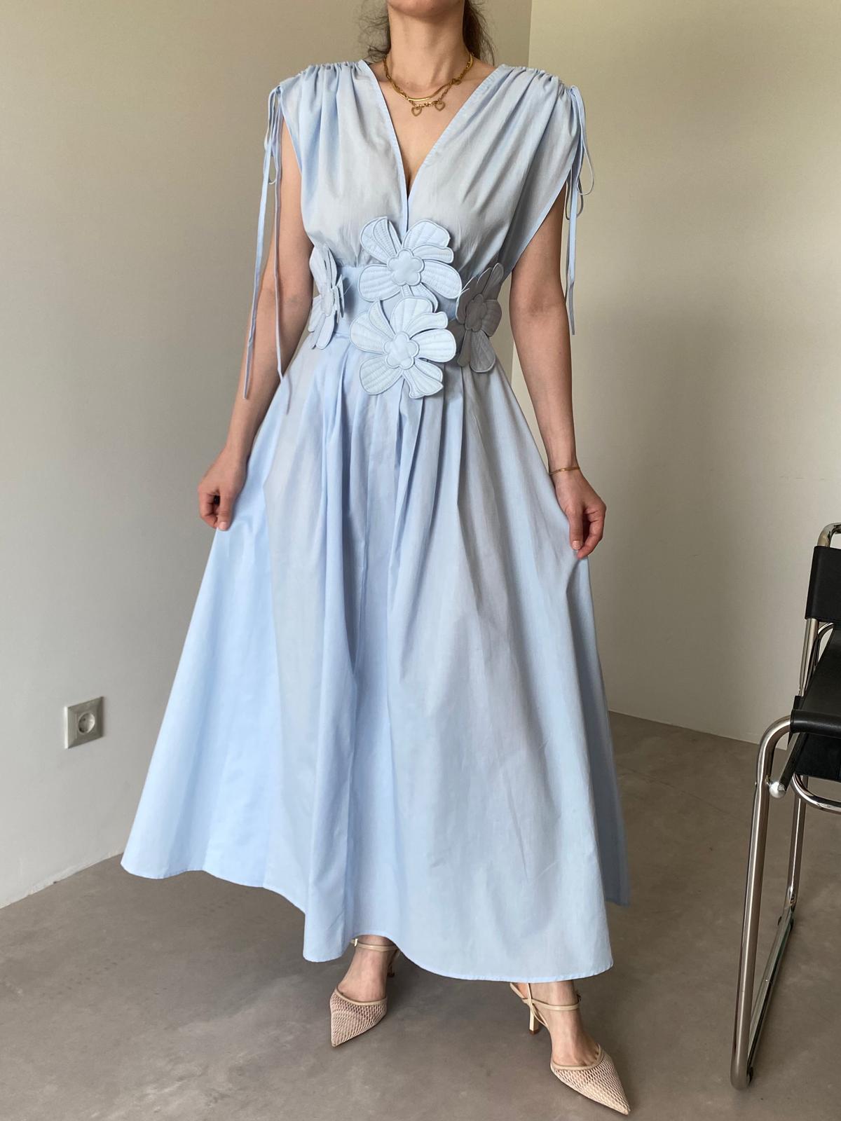 Mavi Kol Büzgülü Çiçek Detaylı Tasarım Elbise