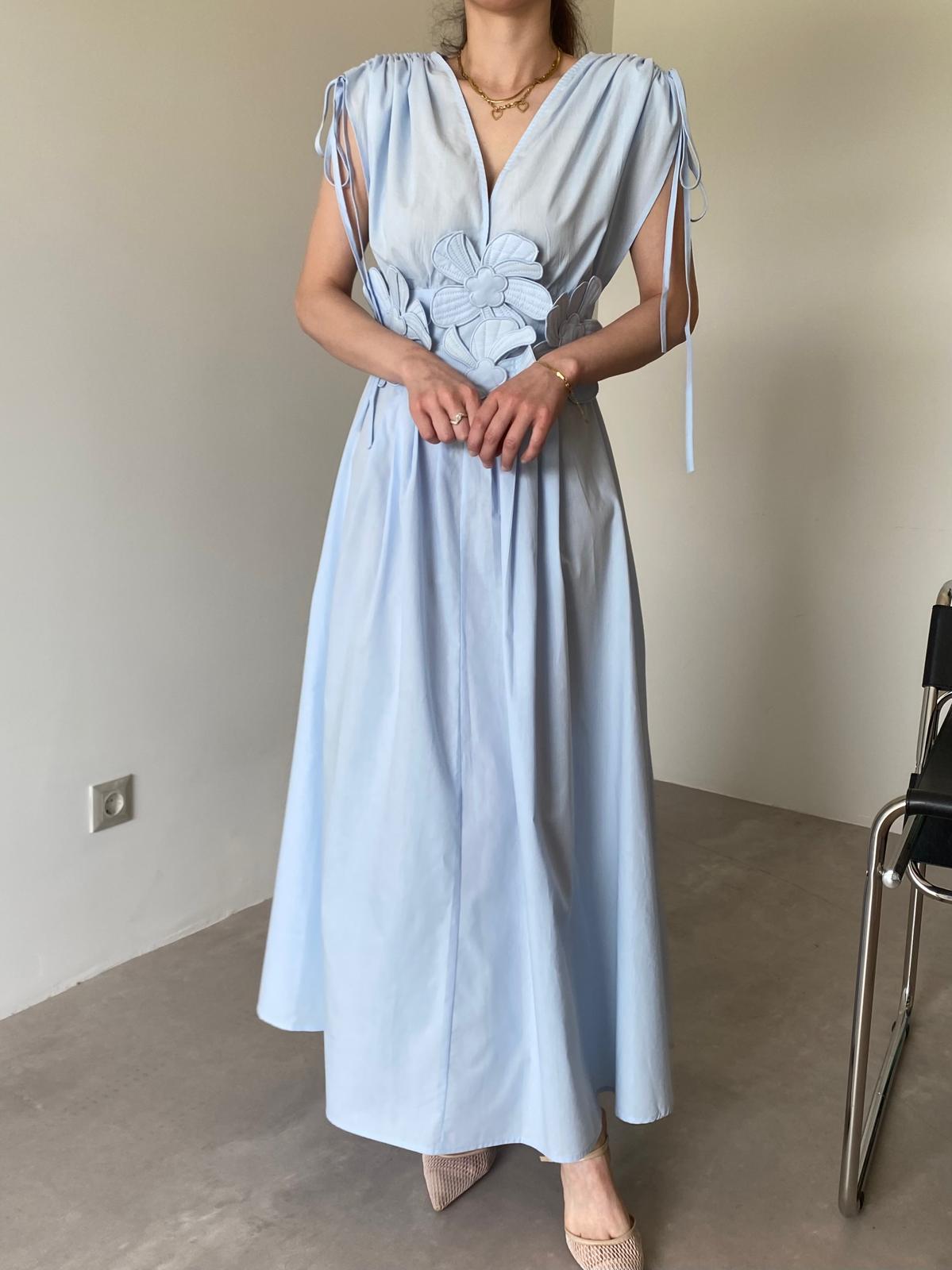 Mavi Kol Büzgülü Çiçek Detaylı Tasarım Elbise