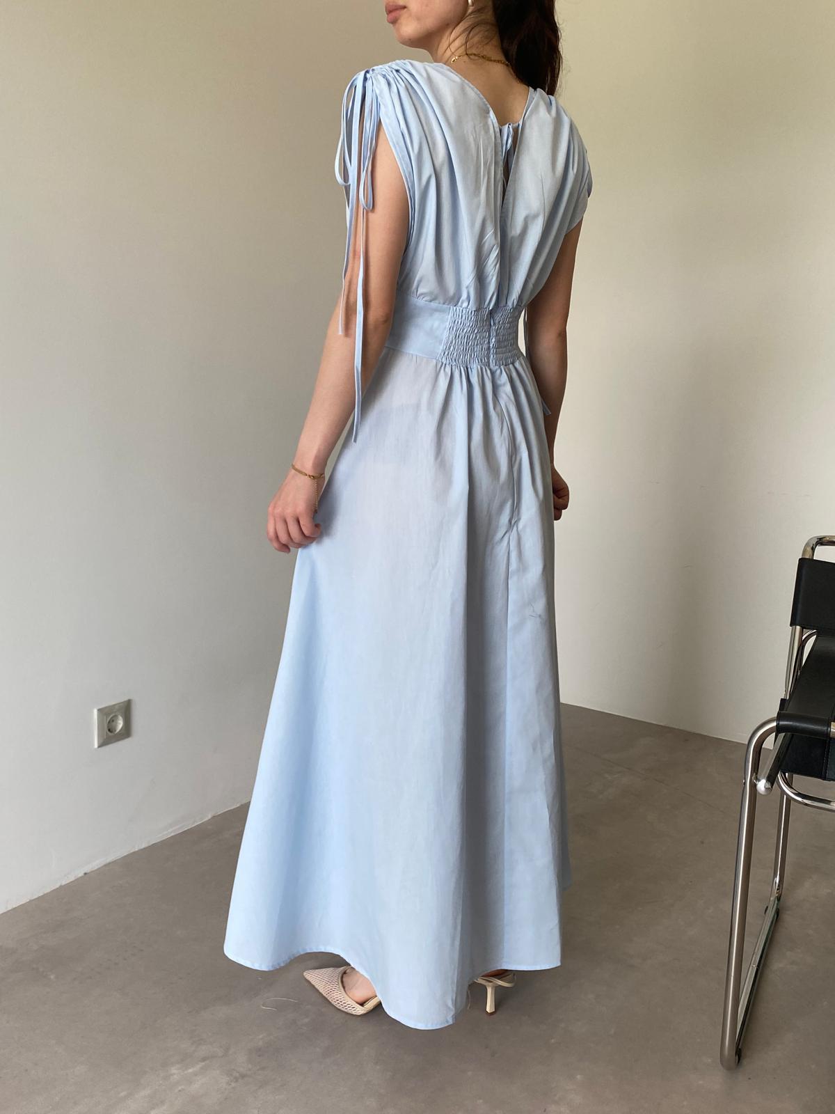 Mavi Kol Büzgülü Çiçek Detaylı Tasarım Elbise