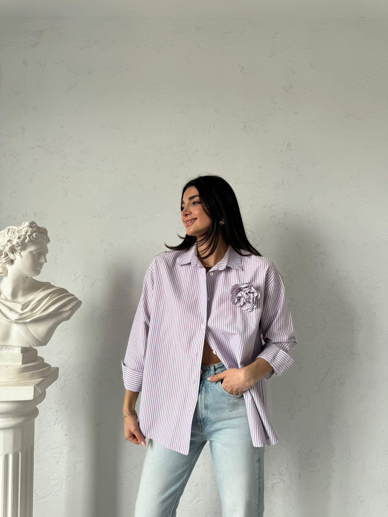 Pembe Çizgili Broş Detaylı Gömlek