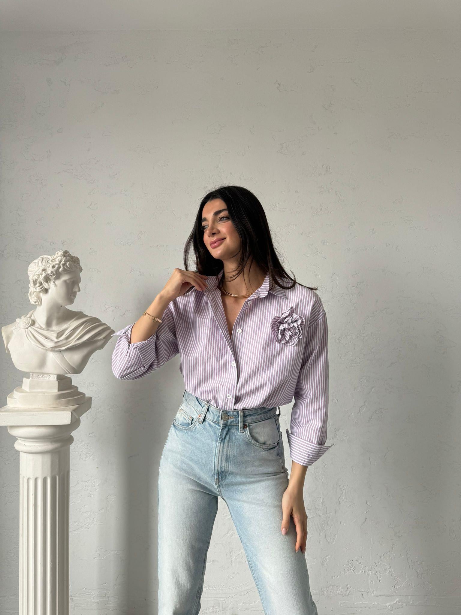 Pembe Çizgili Broş Detaylı Gömlek