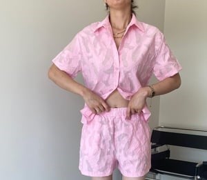Pembe Kendinden Desenli Şortlu Takım