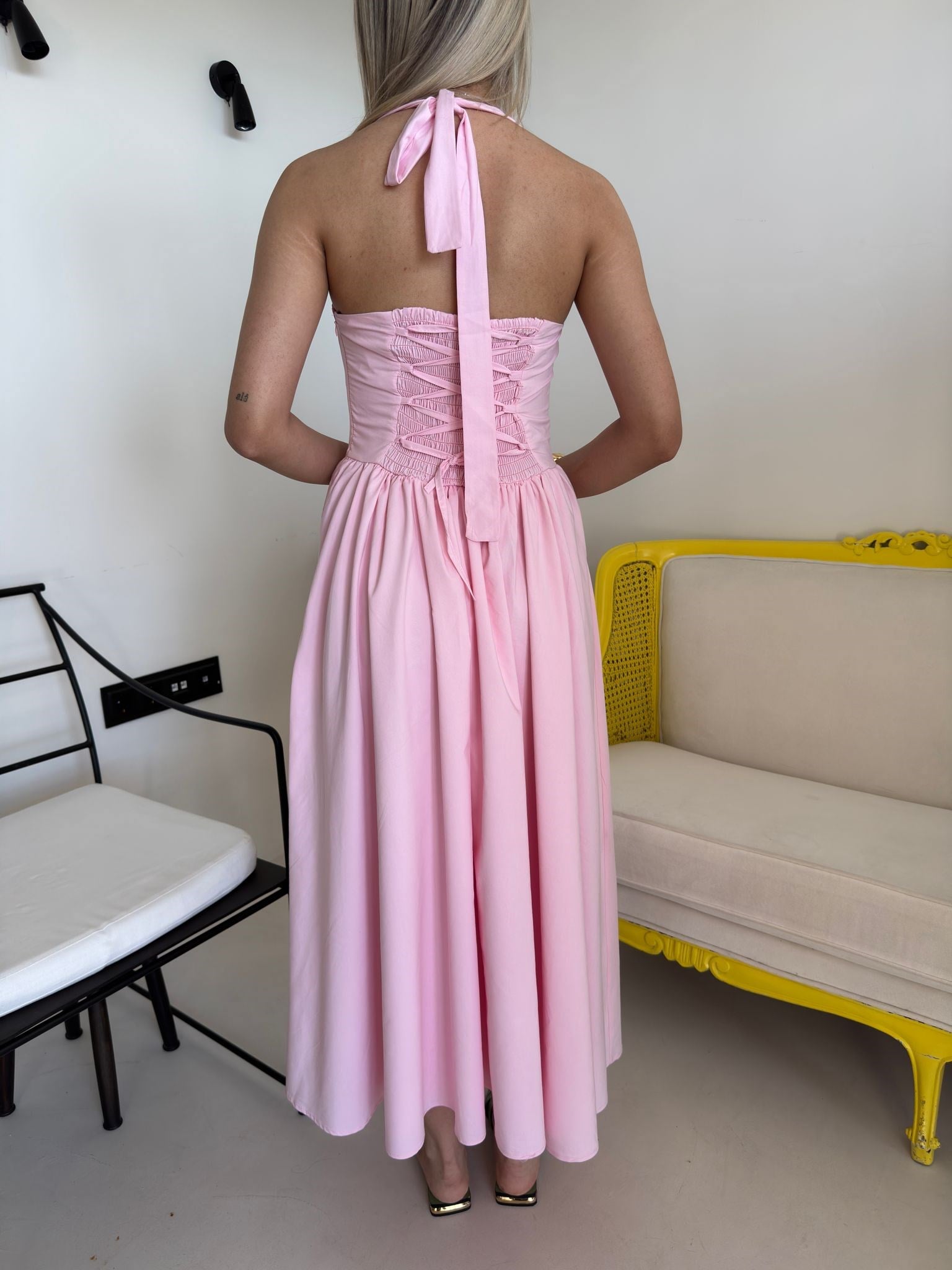 Pembe  Sırt Detaylı Boyundan Bağlamalı Elbise