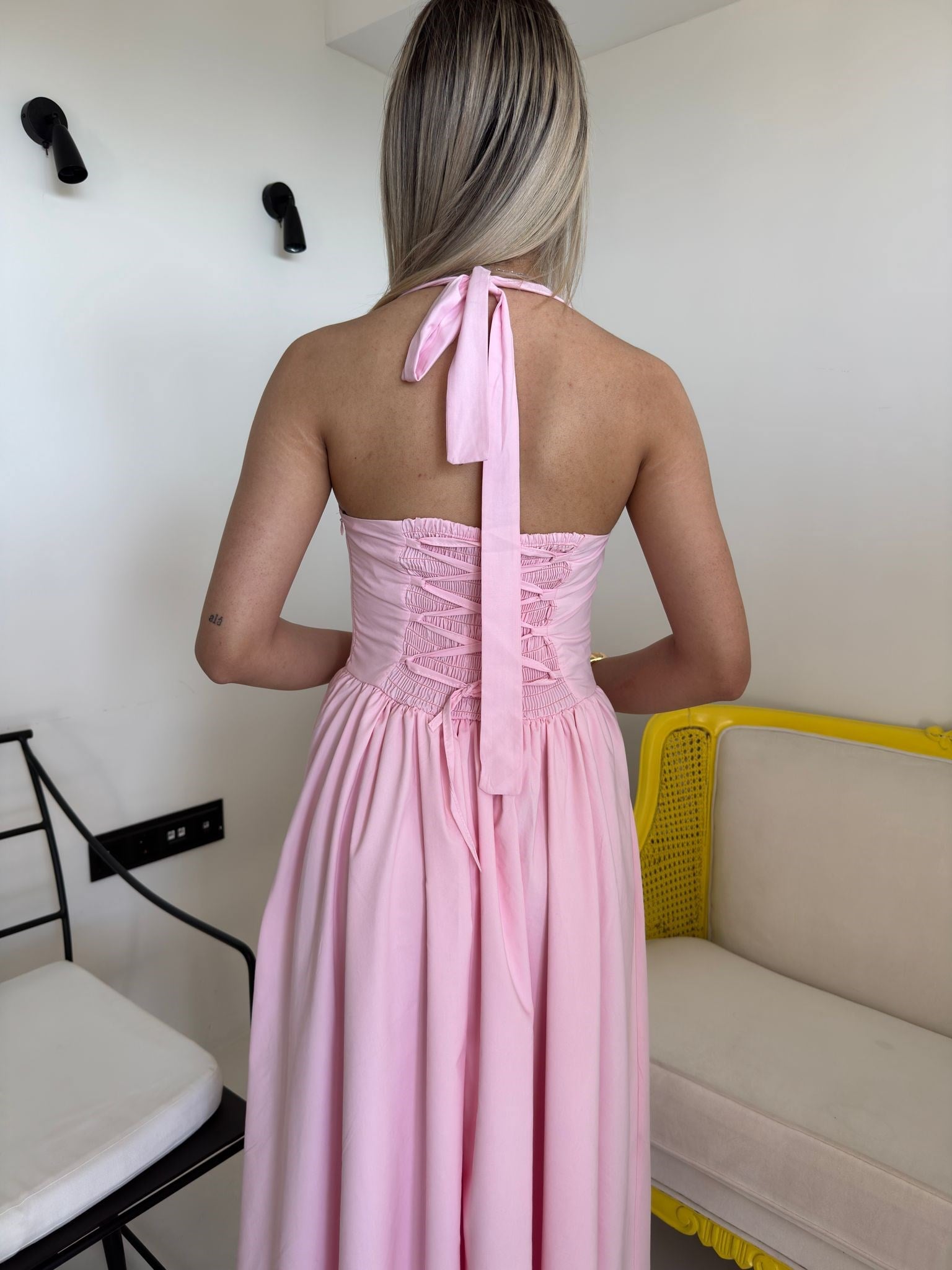 Pembe  Sırt Detaylı Boyundan Bağlamalı Elbise