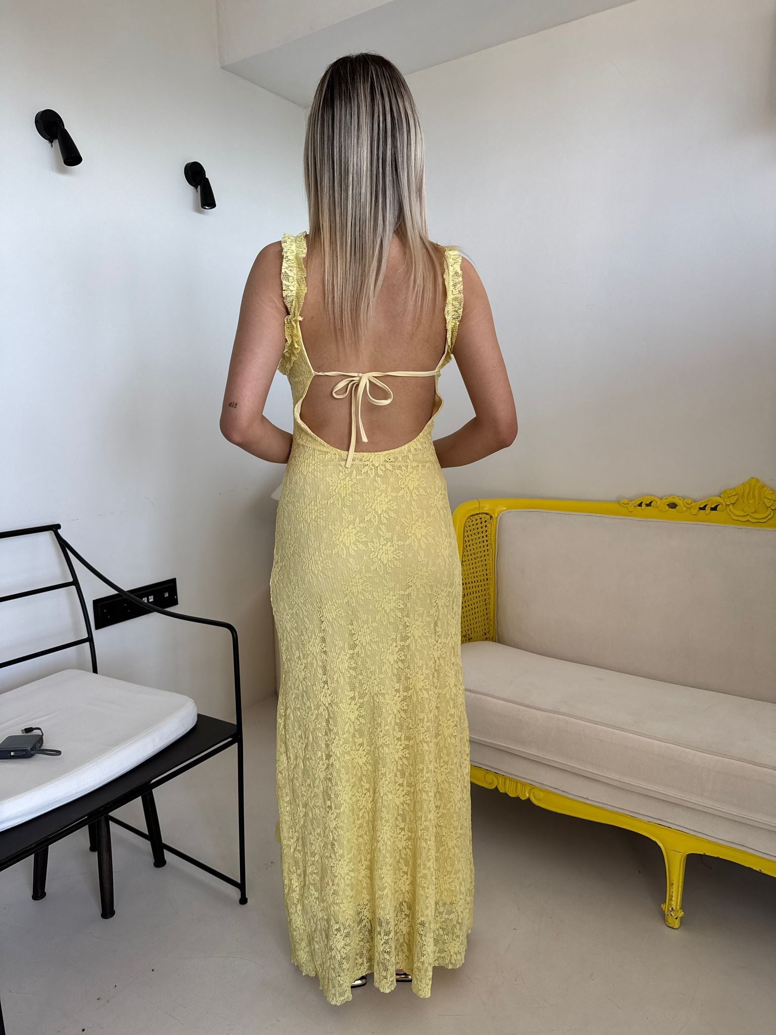 Sarı Fırfırlı Yırtmaçlı Dantel Elbise