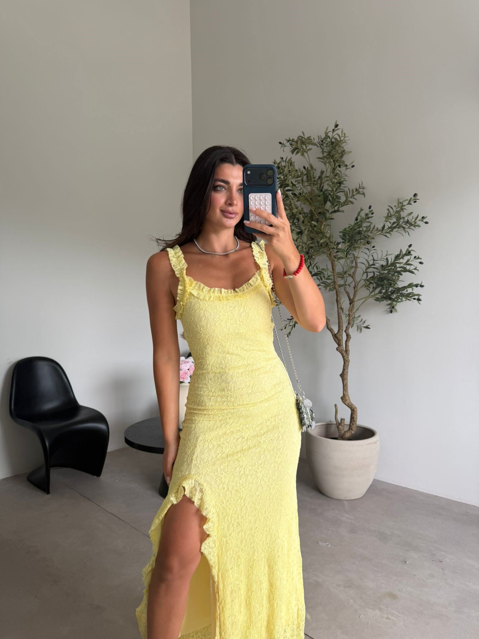 Sarı Fırfırlı Yırtmaçlı Dantel Elbise