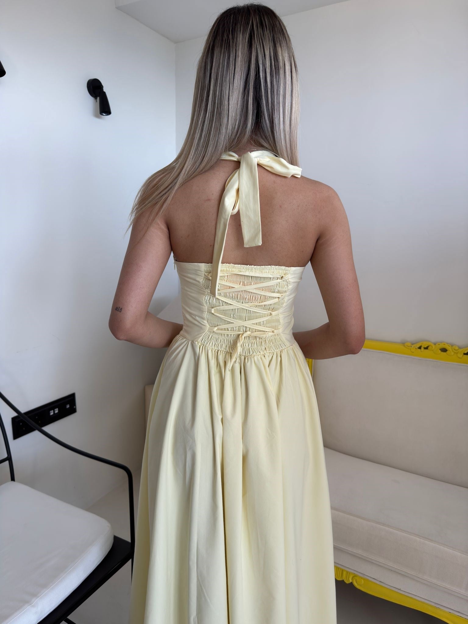 Sarı Sırt Detaylı Boyundan Bağlamalı Elbise
