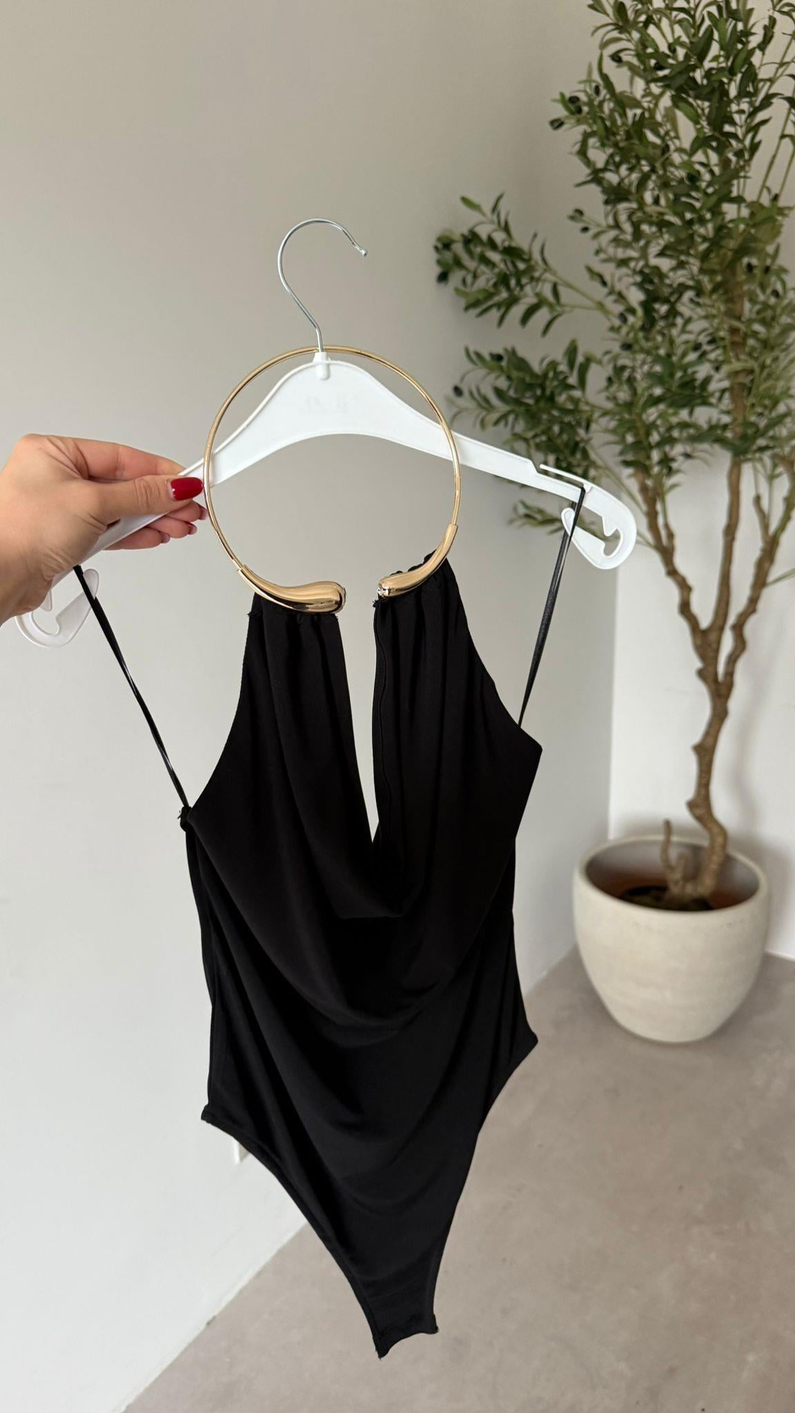 Siyah Aksesuarlı Bodysuit