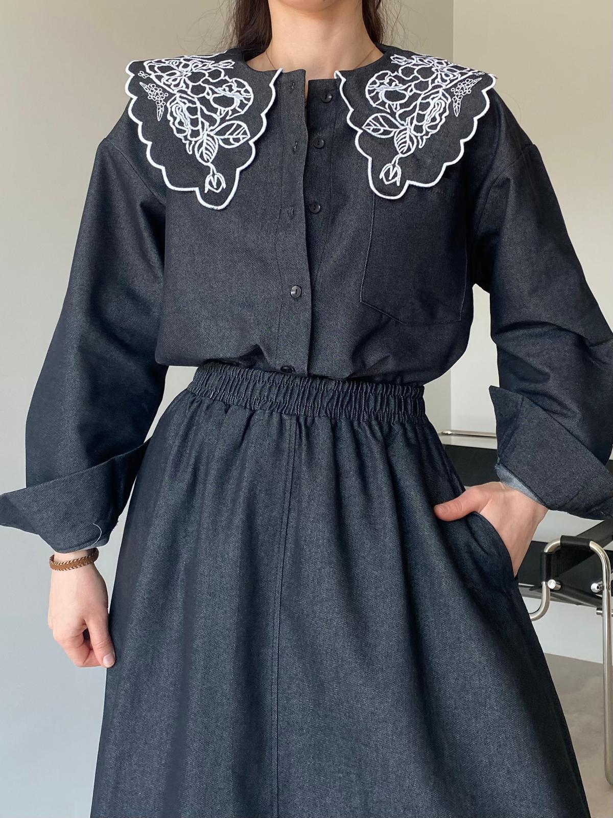 Siyah Bebe Yaka Nakışlı Denim Gömlek