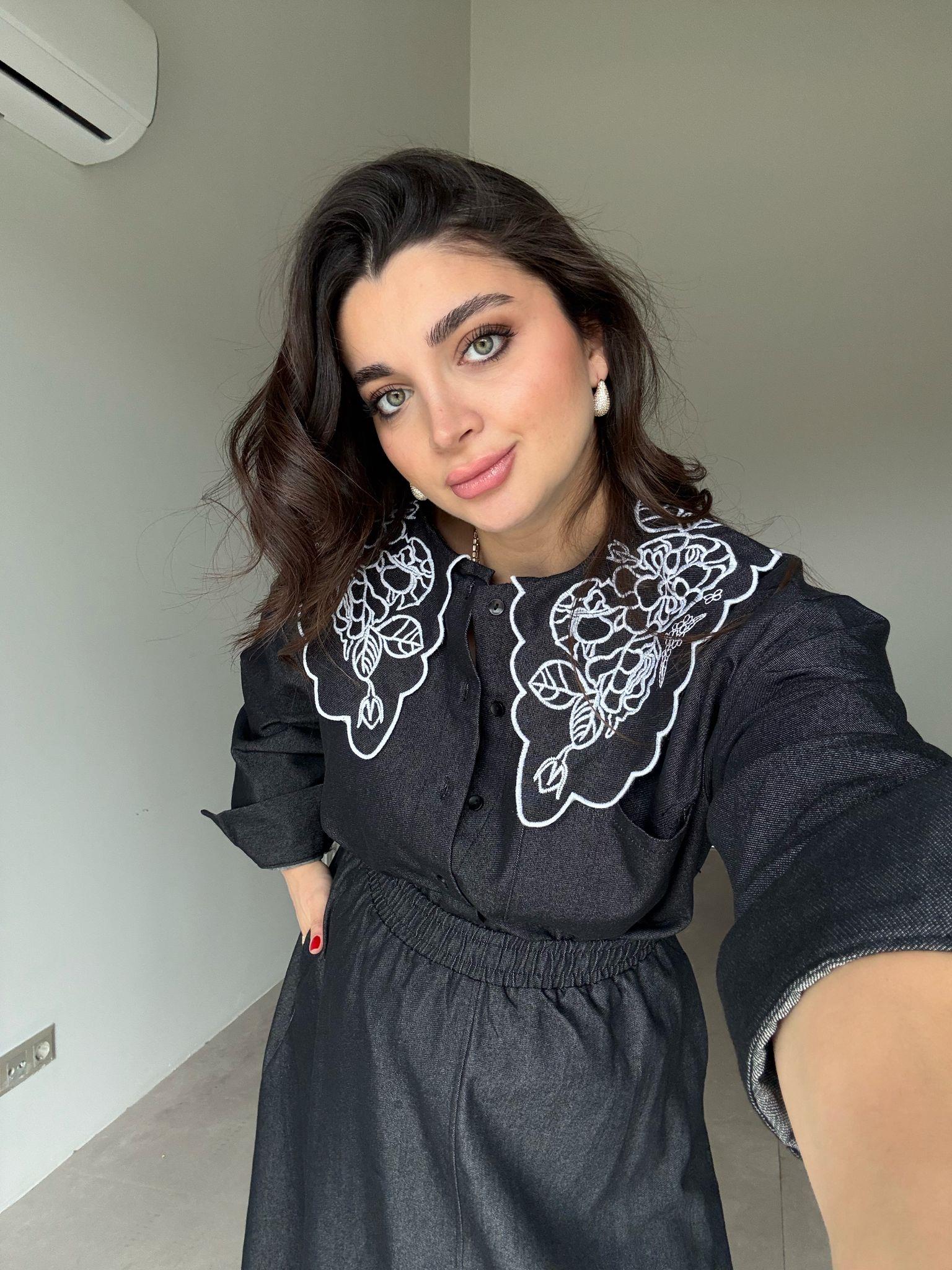 Siyah Bebe Yaka Nakışlı Denim Gömlek