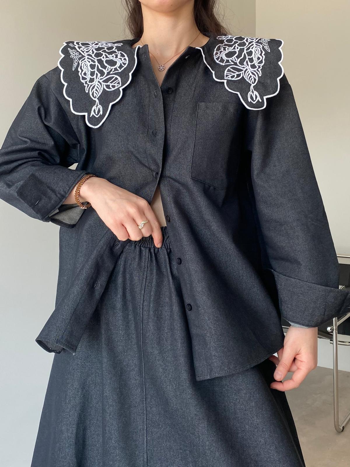 Siyah Bebe Yaka Nakışlı Denim Gömlek