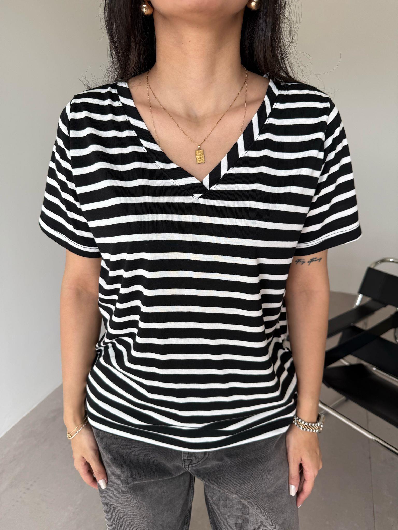 Siyah Beyaz Çizgili V Yaka Tişört