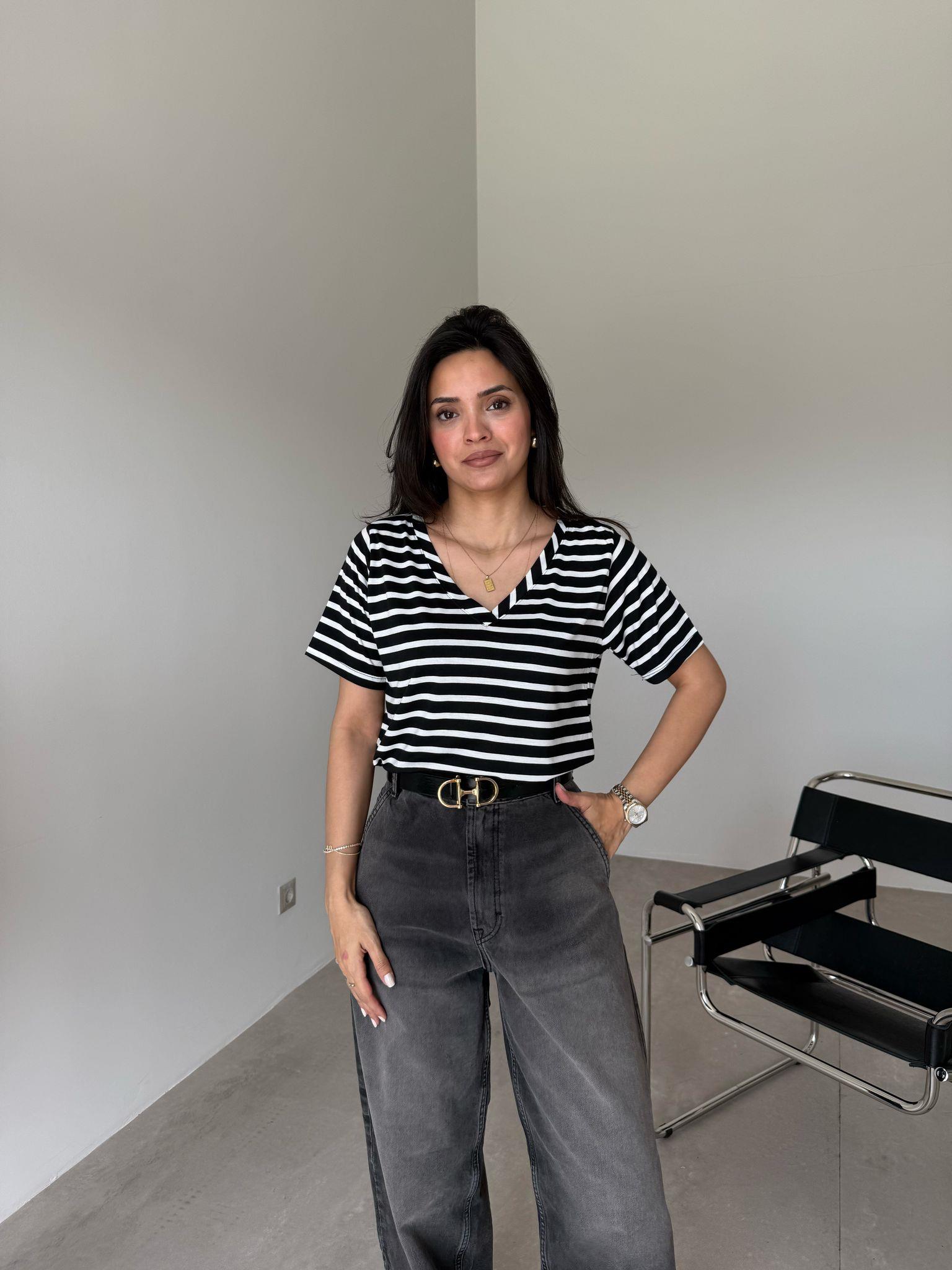 Siyah Beyaz Çizgili V Yaka Tişört