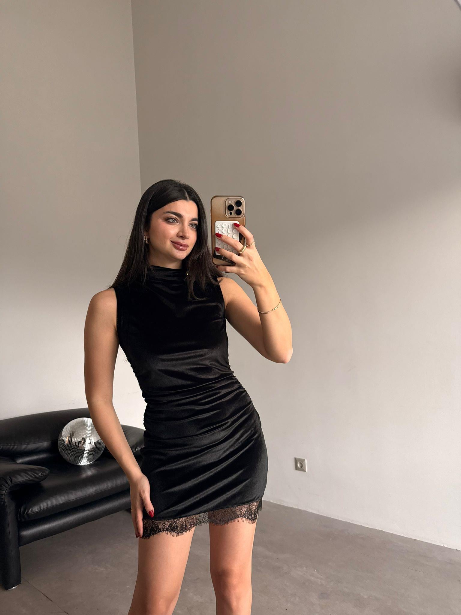 Siyah Datelli Kadife Elbise