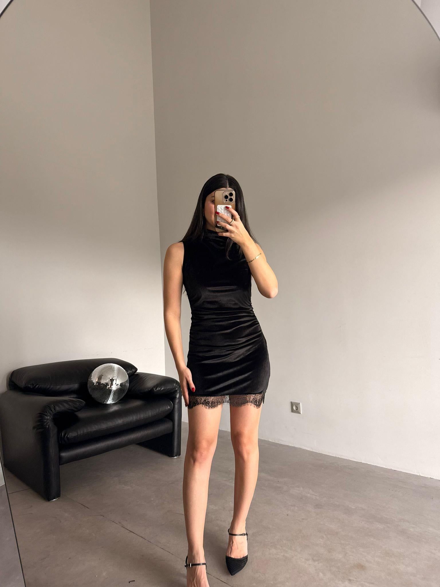 Siyah Datelli Kadife Elbise