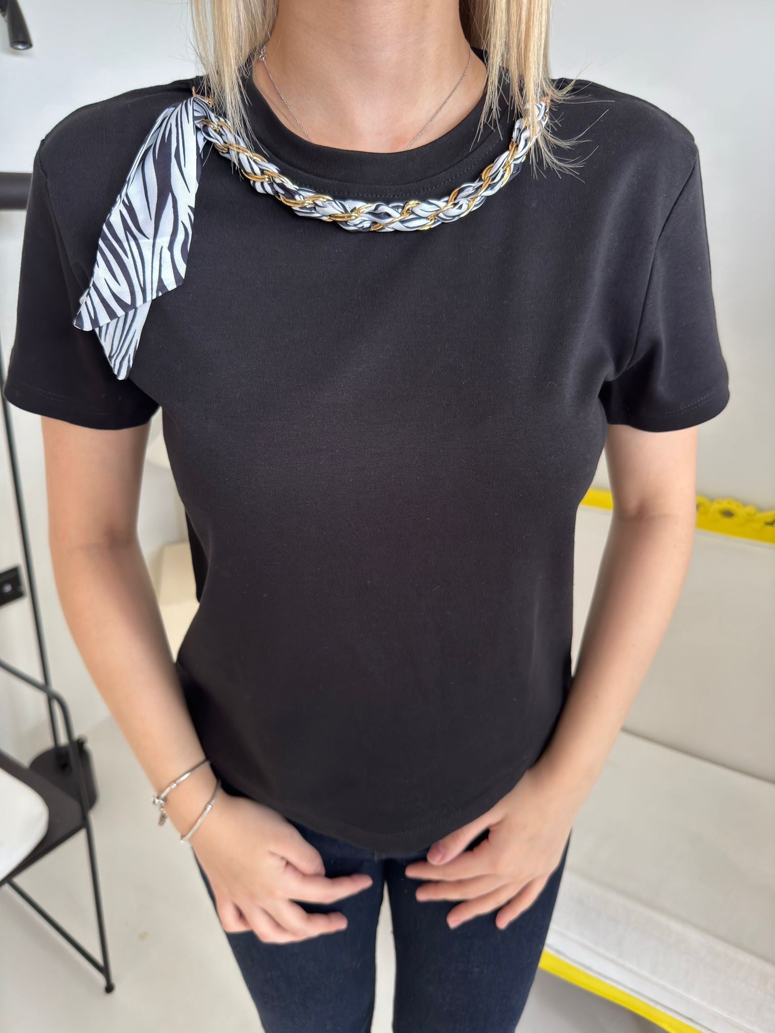Siyah Fularlı Basic Tişört
