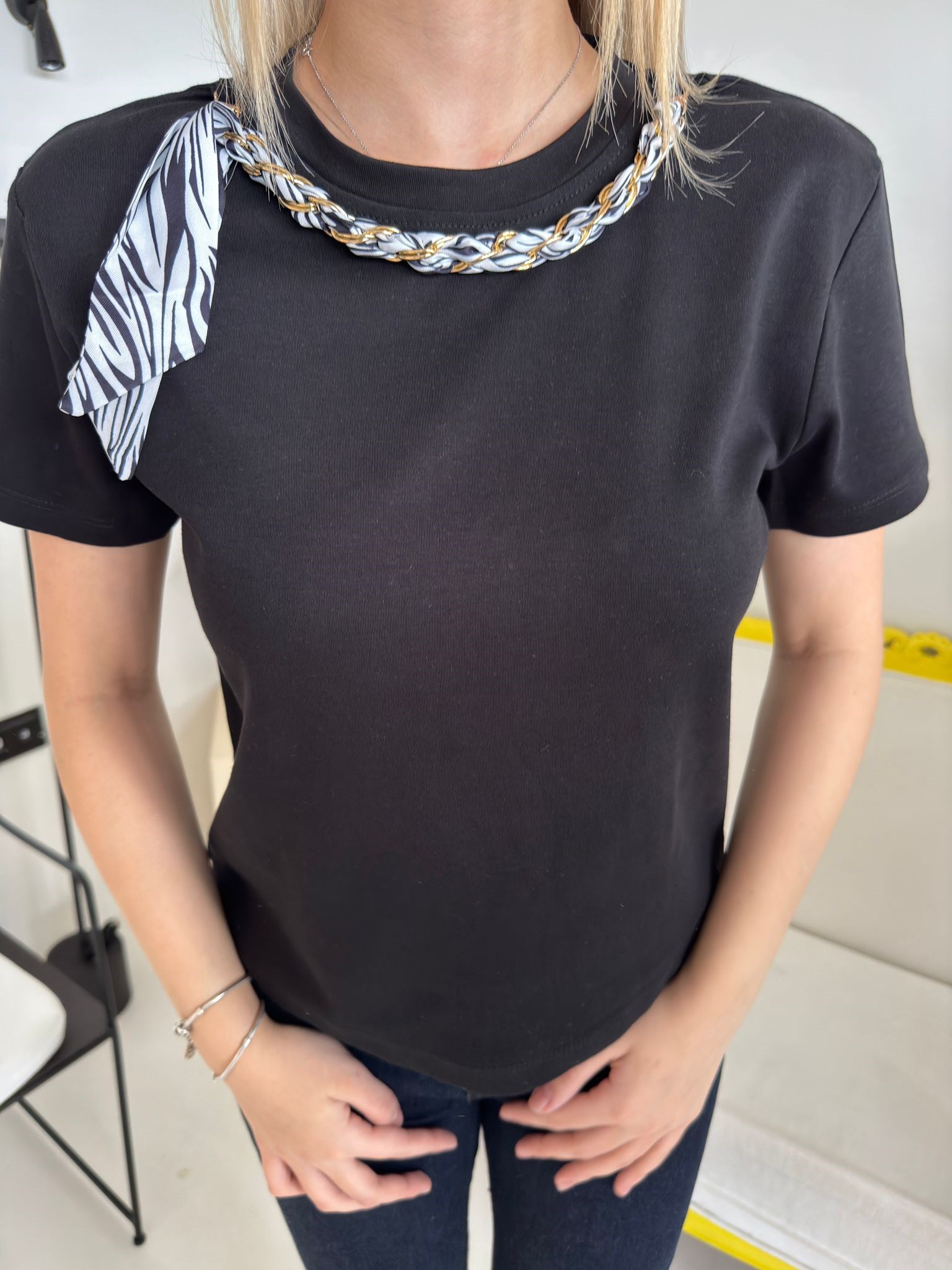 Siyah Fularlı Basic Tişört