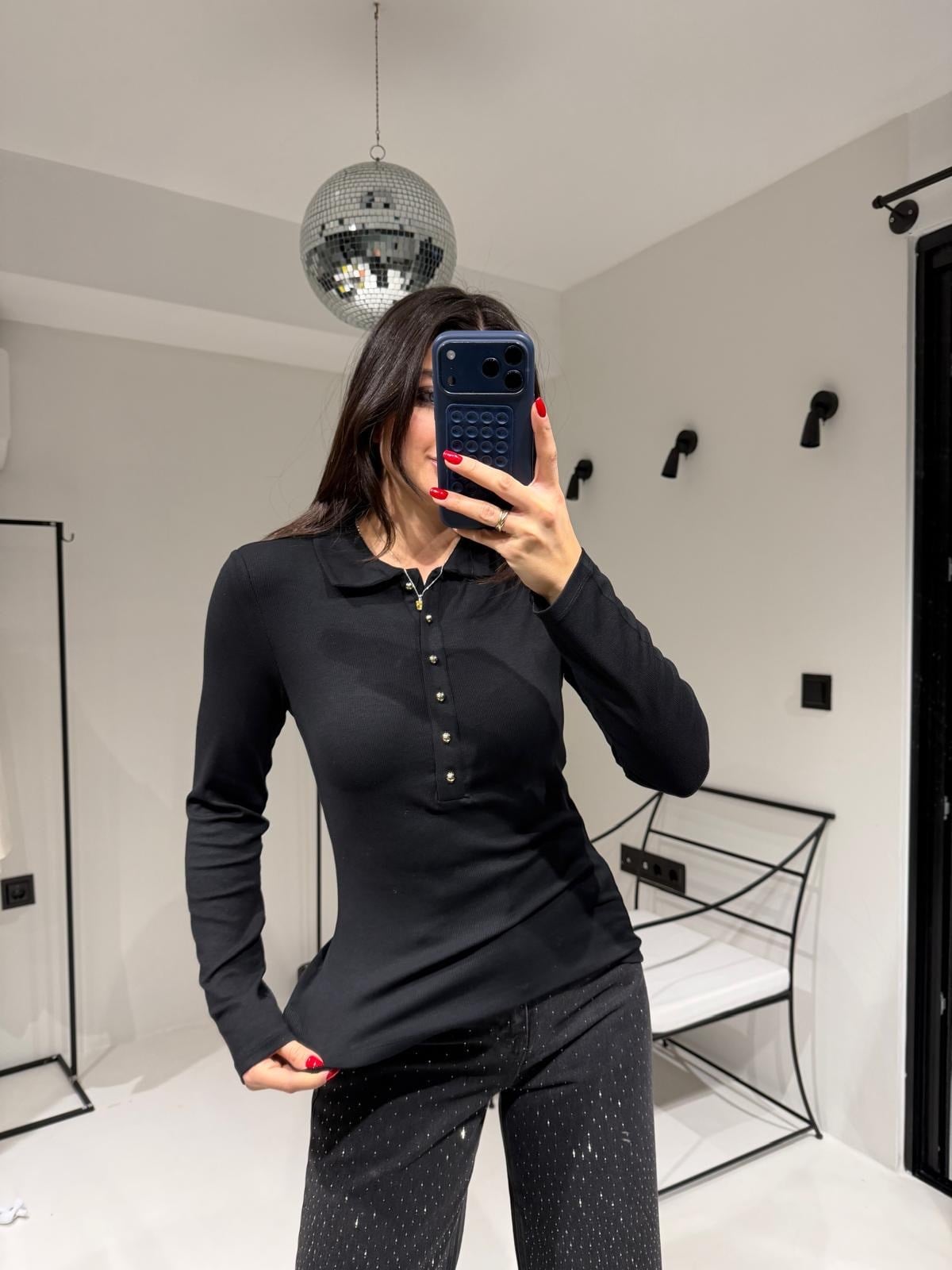 Siyah Gold Düğmeli Polo Yaka Bluz