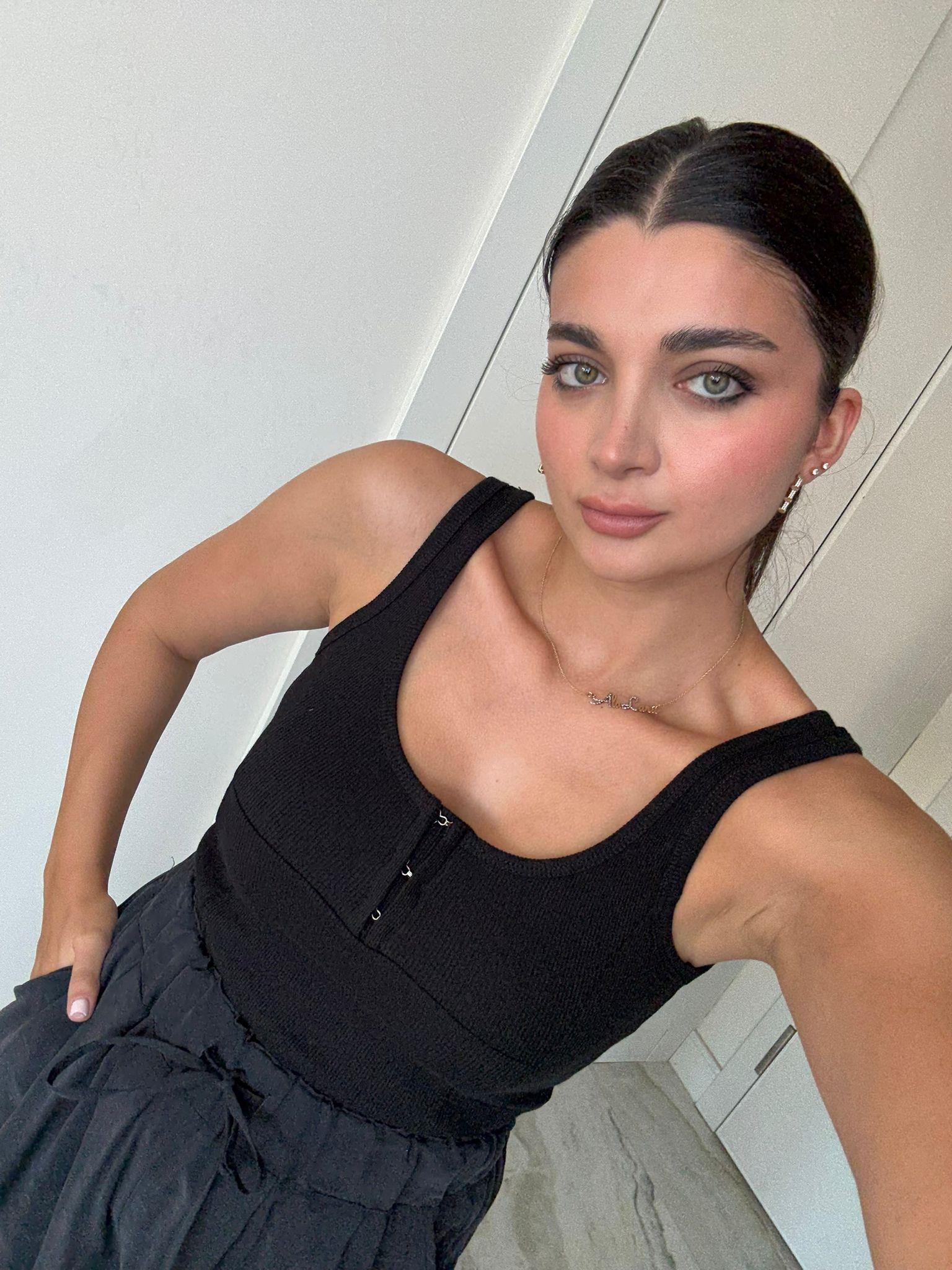 Siyah Kanca Detaylı Kalın Askılı Crop