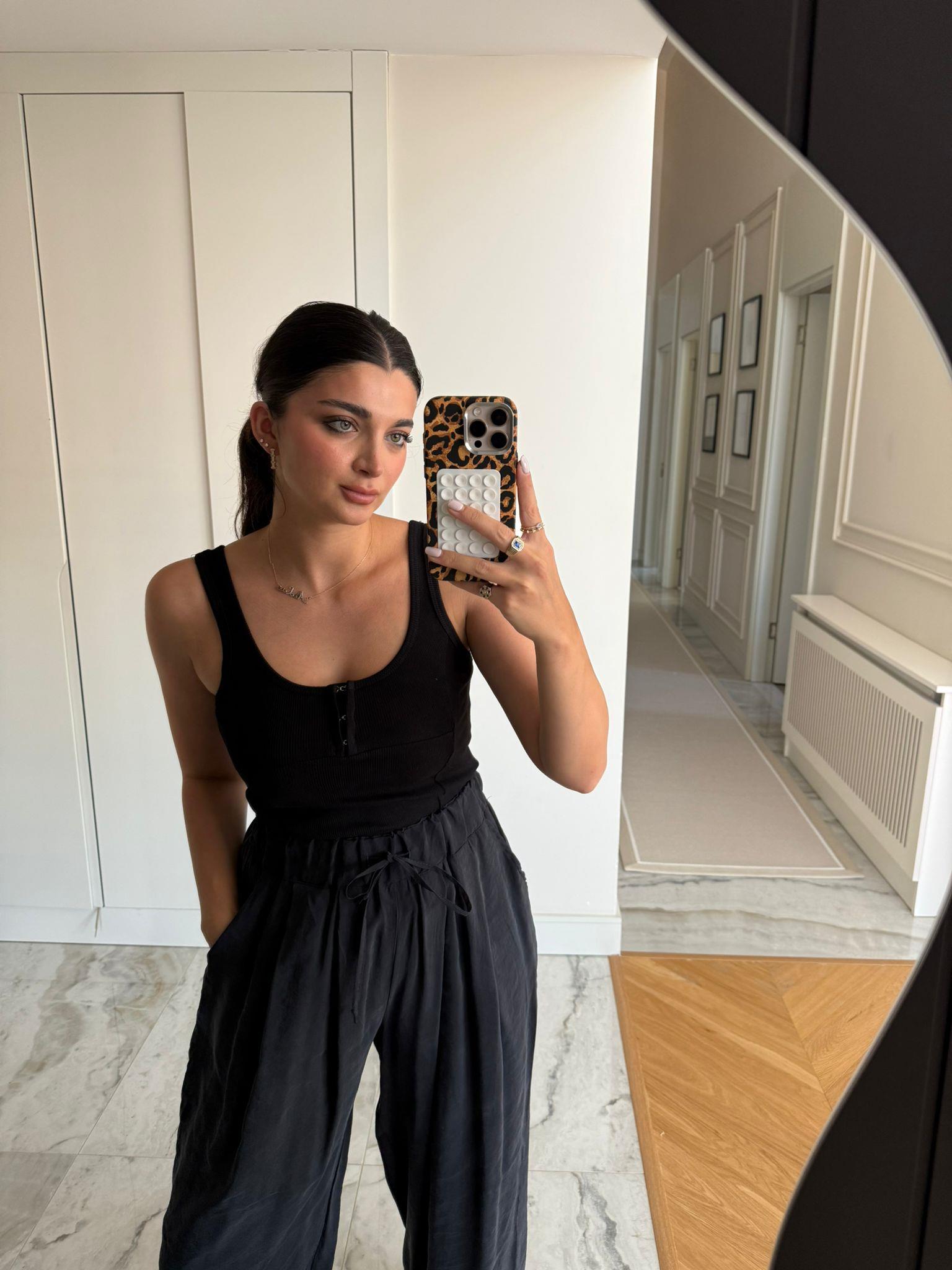 Siyah Kanca Detaylı Kalın Askılı Crop