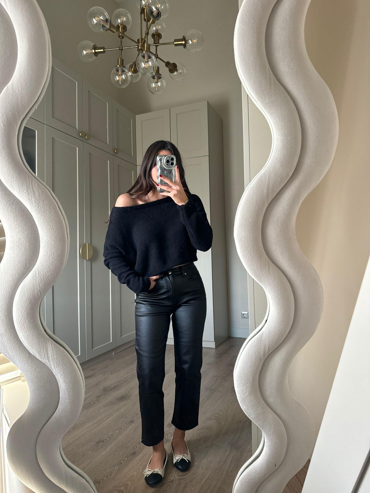 Siyah Kayık Yaka Yumuşacık Kazak