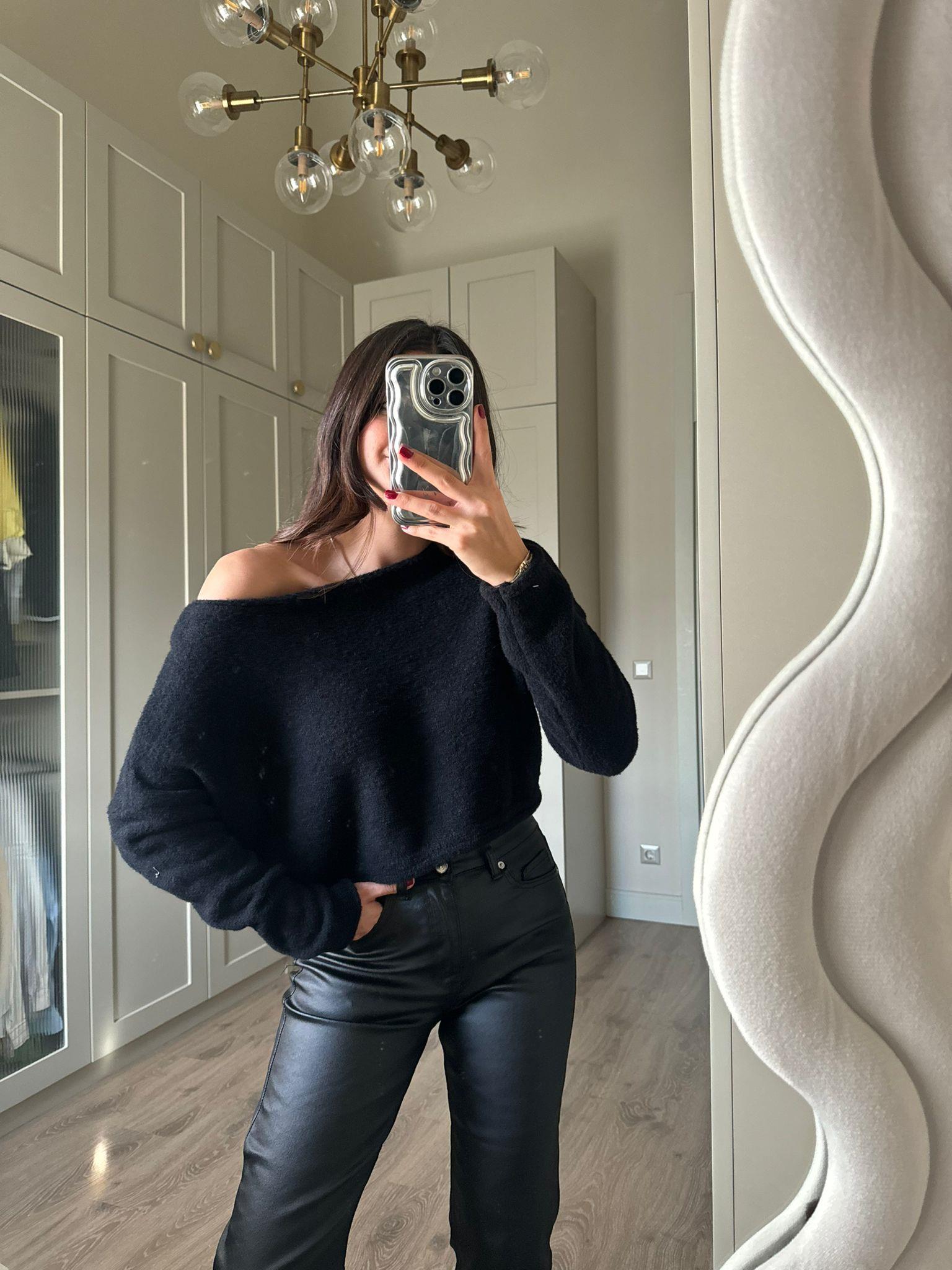 Siyah Kayık Yaka Yumuşacık Kazak