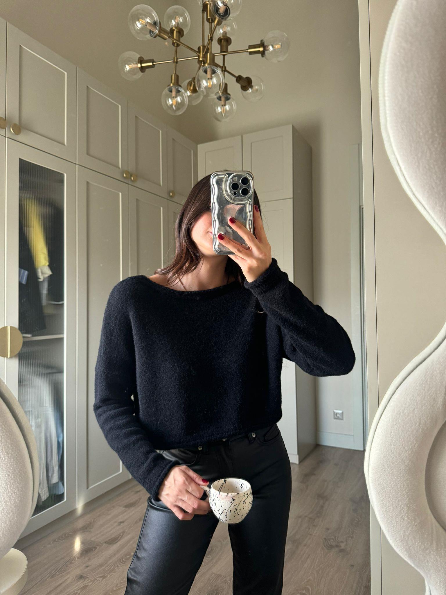 Siyah Kayık Yaka Yumuşacık Kazak