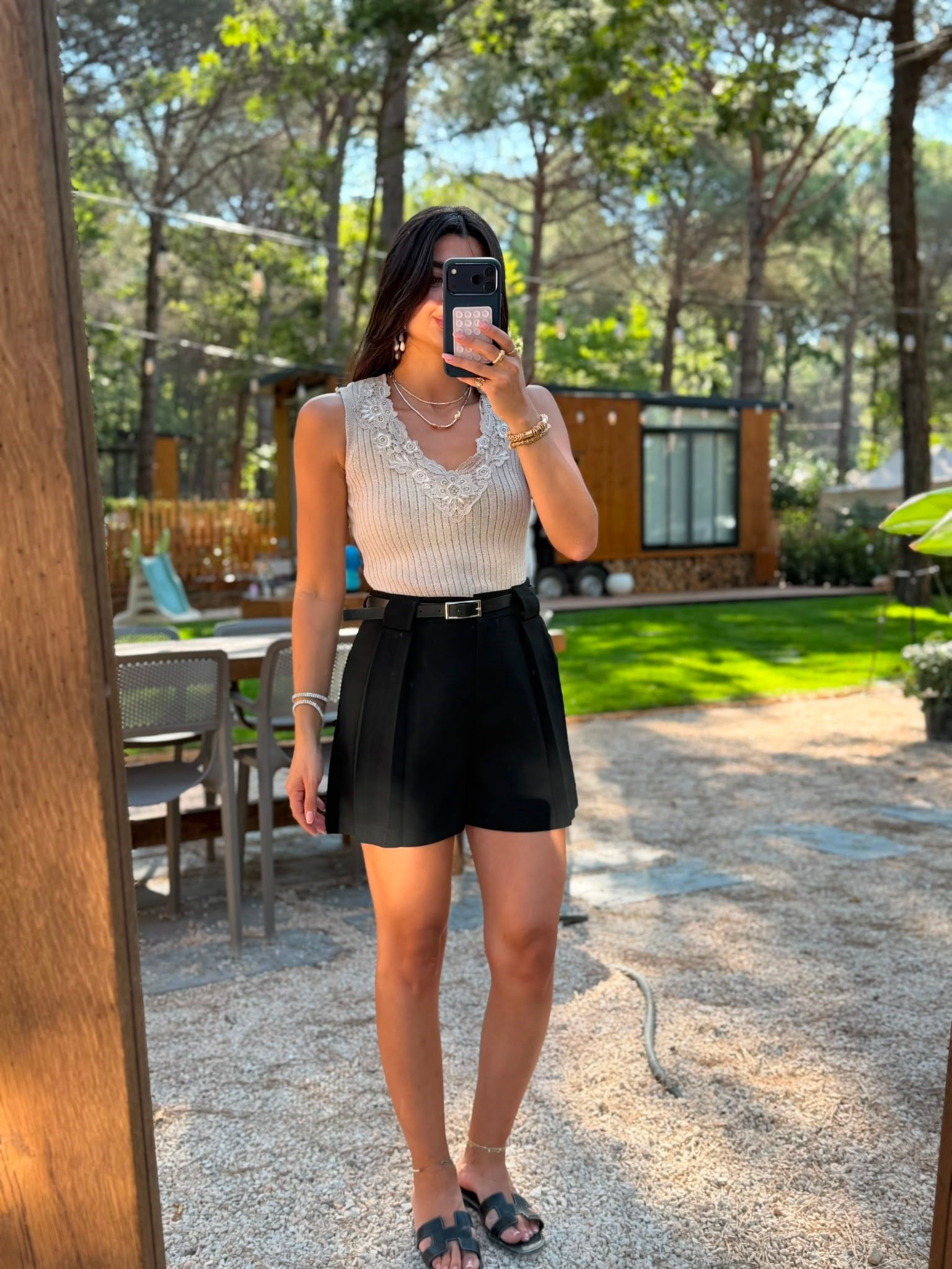 Siyah Kemerli Pileli Şort