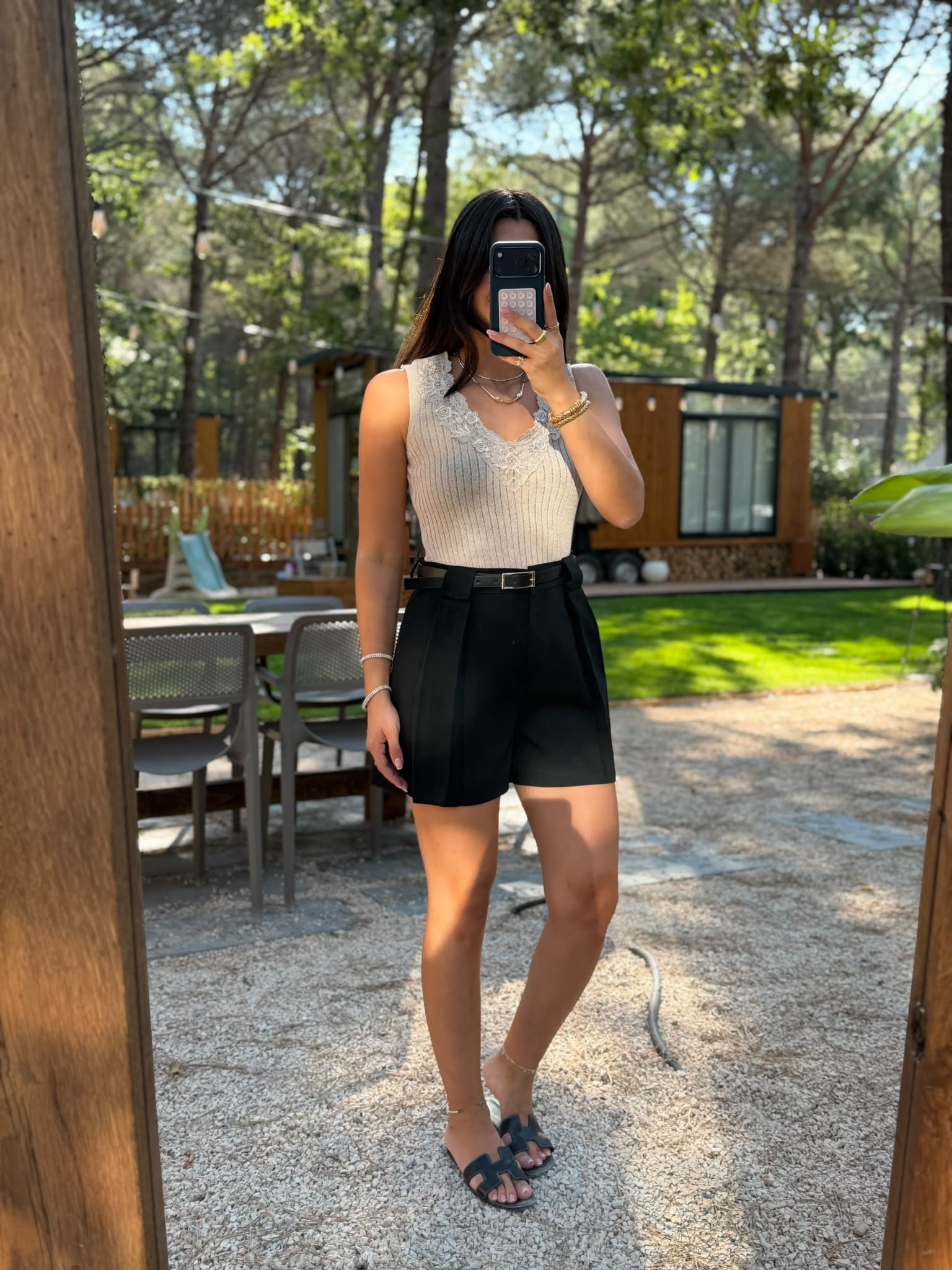 Siyah Kemerli Pileli Şort