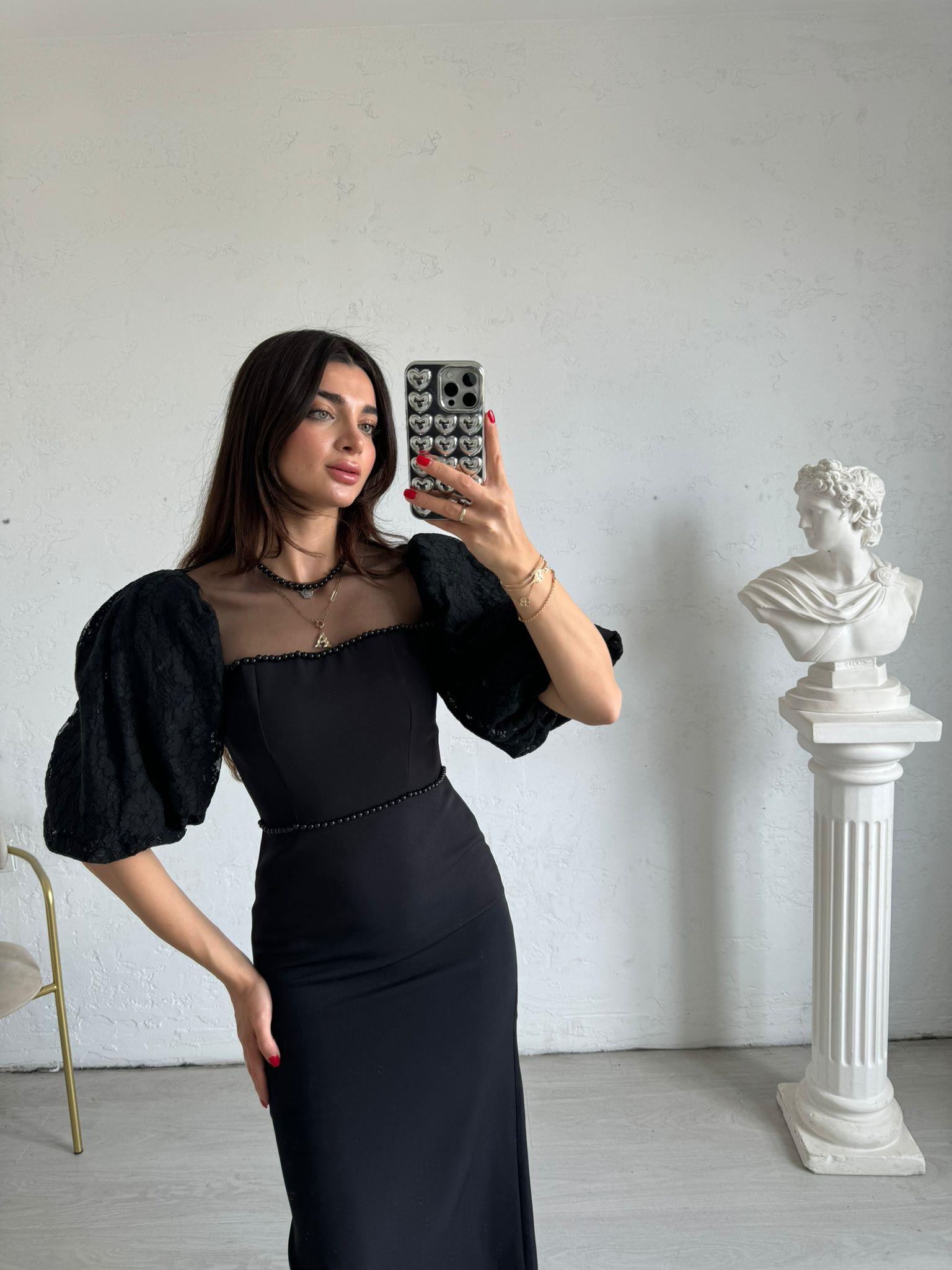 Siyah Kolları Güpürlü İncili Elbise