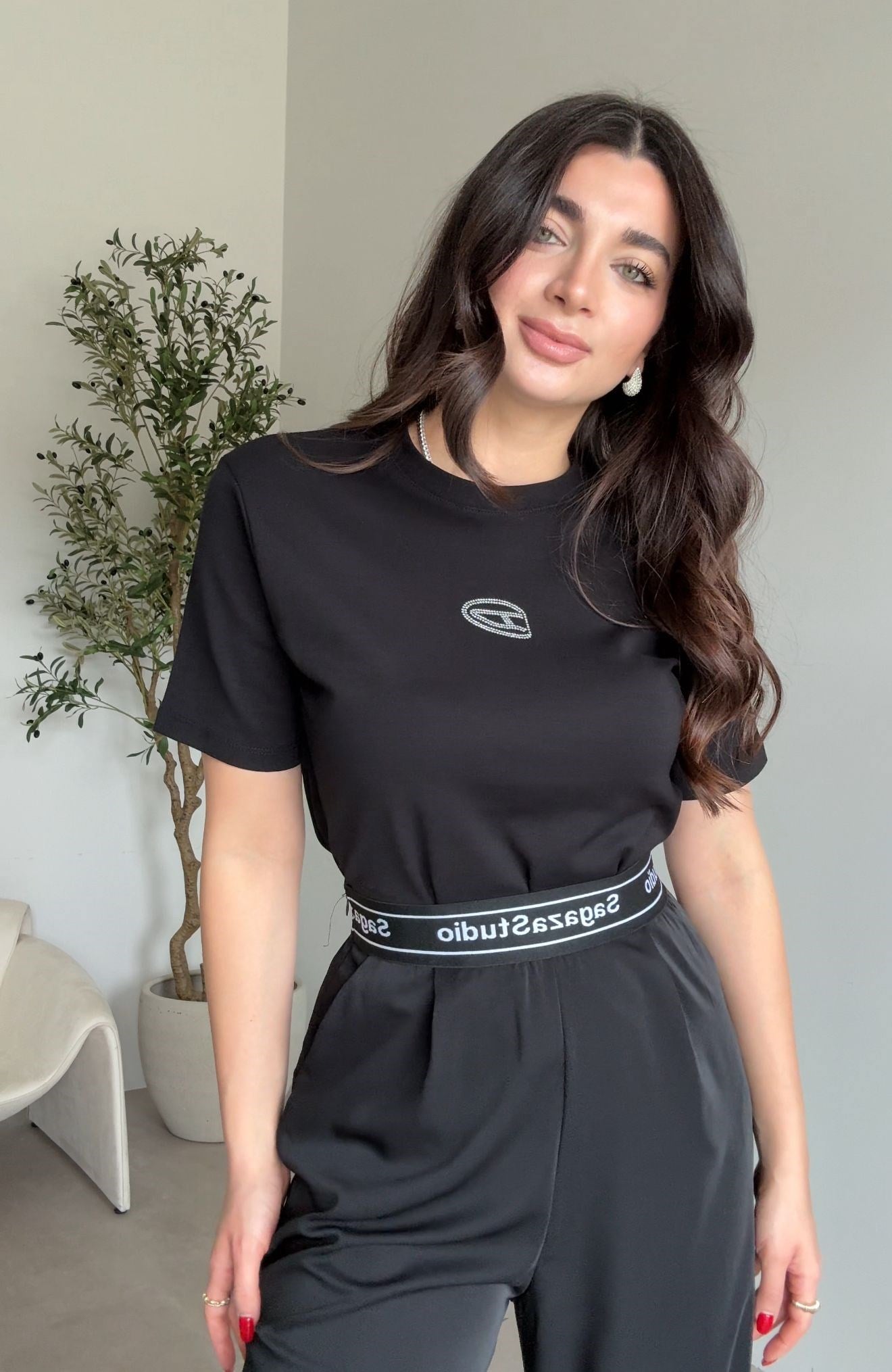 Siyah Logolu Taşlı Tişört