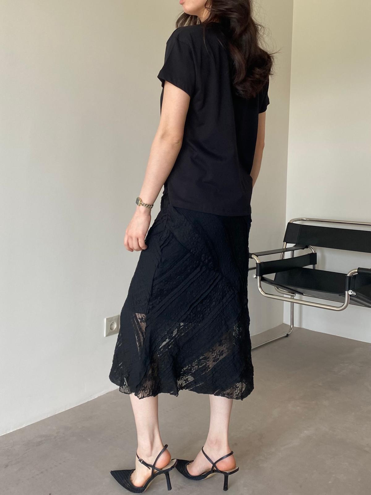 Siyah Nakışlı Basic Tişört