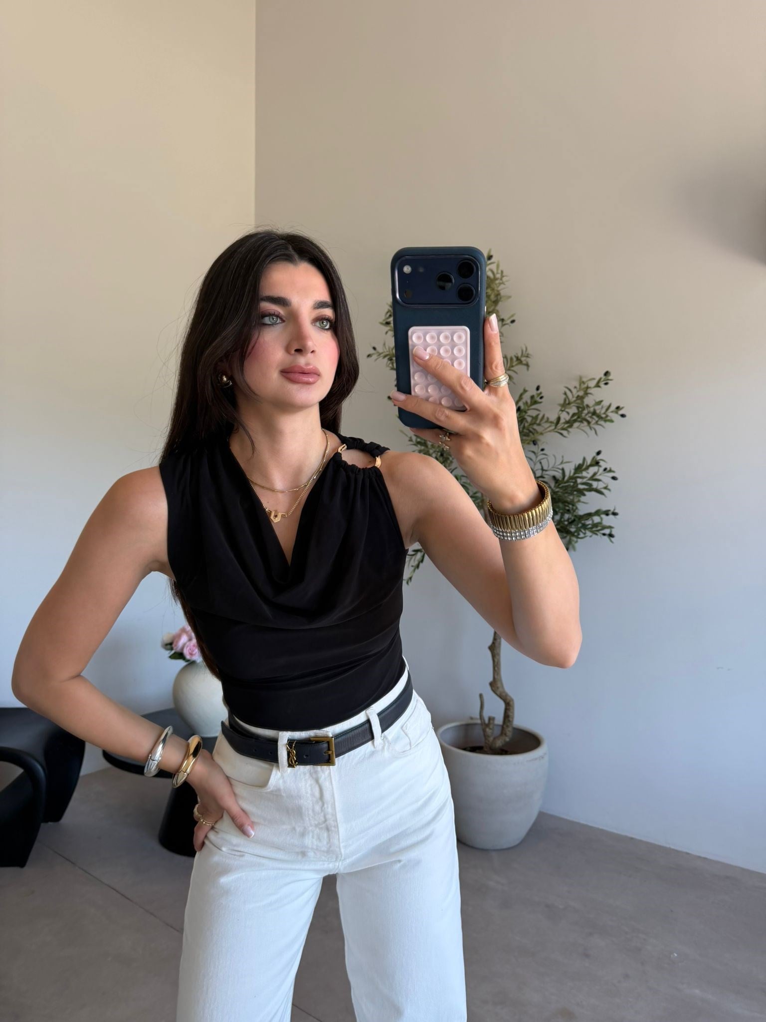 Siyah Omuz Detaylı Degaje Yaka Bluz